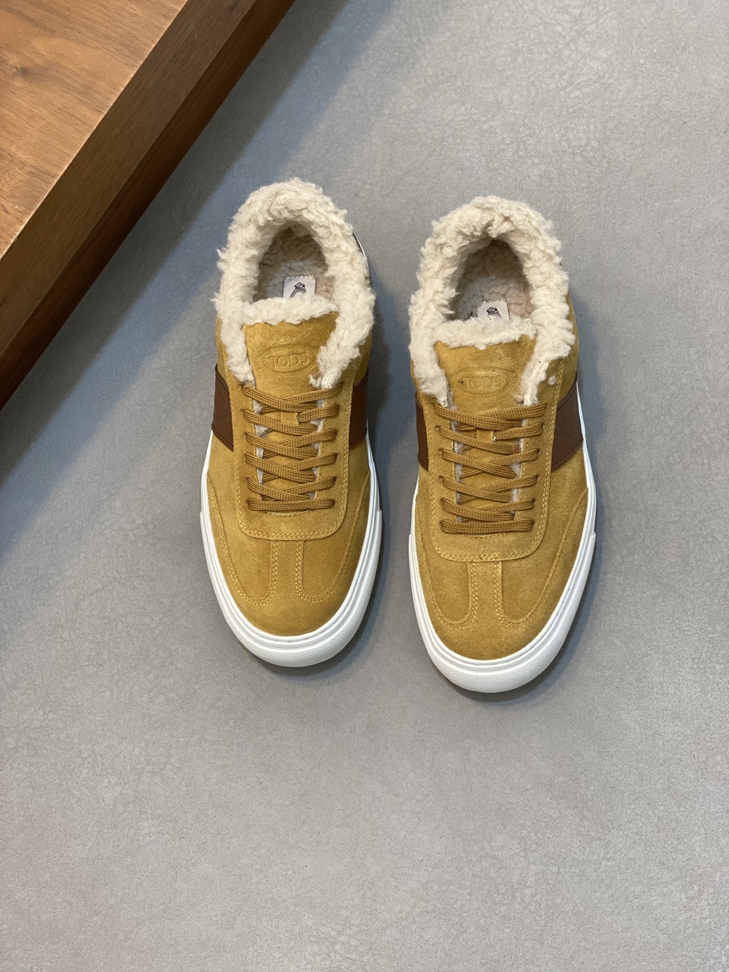 NO:219921,Brand TOD'S original color matching Size 38-44 standard size Price Material Todds Men's New style Casual shoes Original single quality, men's sneakers Upper is made of cowhide, fluff inner, fluff foot pads This TOD'S sneakers attract attention with a novel design, and rubber beans show the traditional elements of the brand. Suede leather is made of smooth leather, and the seam fabric is soft to the touch, and the side is decorated with TOD'S logo, rubber outsole, TOD'S casual shoes, Tod's, sneakers, cowhide19860909品牌TOD'S 颜色原版配色 码数38-44标准码 价格 材质托德斯 男士 新款 休闲鞋 原单品质、男士运动鞋 鞋面采用 牛皮拼接制作 绒毛 内里 绒毛垫脚垫脚 本款TOD'S 运动鞋以新颖设计吸引眼球,橡胶豆豆尽显品牌传统元素.绒面皮革拼光滑皮革制成,拼缝织物,触感柔软,侧边饰以TOD'S 标识、橡胶大底,TOD'S 休闲鞋,Tod's,sneakers,cowhide,Men's shoes