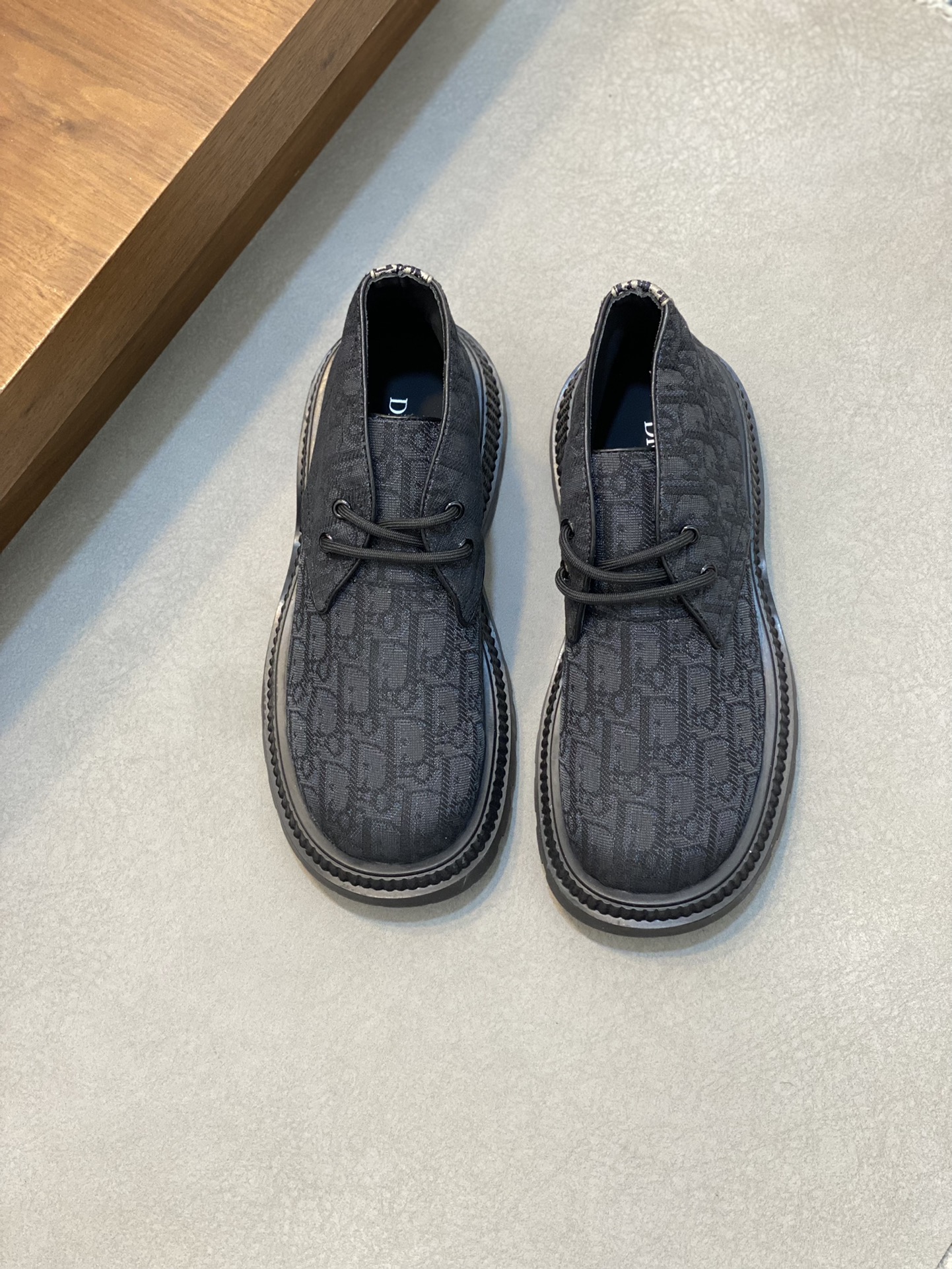 NO:221017,Brand Dior color original color matching number 39-44 customized 38.45 Price Material Dior high-top men's boots The same style as the counter is the original single quality. The original imported fabric is matched with the top layer cowhide inner cowhide foot pads. The foot is elegant and the foot is super elegant and perfect. The high-quality workmanship is 1:1 accurate reproduction. Pure handmade to create a comfortable wearing experience. New original thickened sole, DIOR men's boots, dior, dior, boots, cowhide19860909品牌Dior 颜色原版配色 码数39-44定做38.45 价格 材质迪奥高帮 男靴 专柜同款原单品质 优选原版进口布料搭配头层牛皮内里牛皮垫脚版型大气上脚超有气质完美的流线高品质做工1:1精准复刻 纯手工打造舒适的穿着体验新款原版加厚大底,DIOR男靴,dior,dior,boots,cowhide,Men's shoes