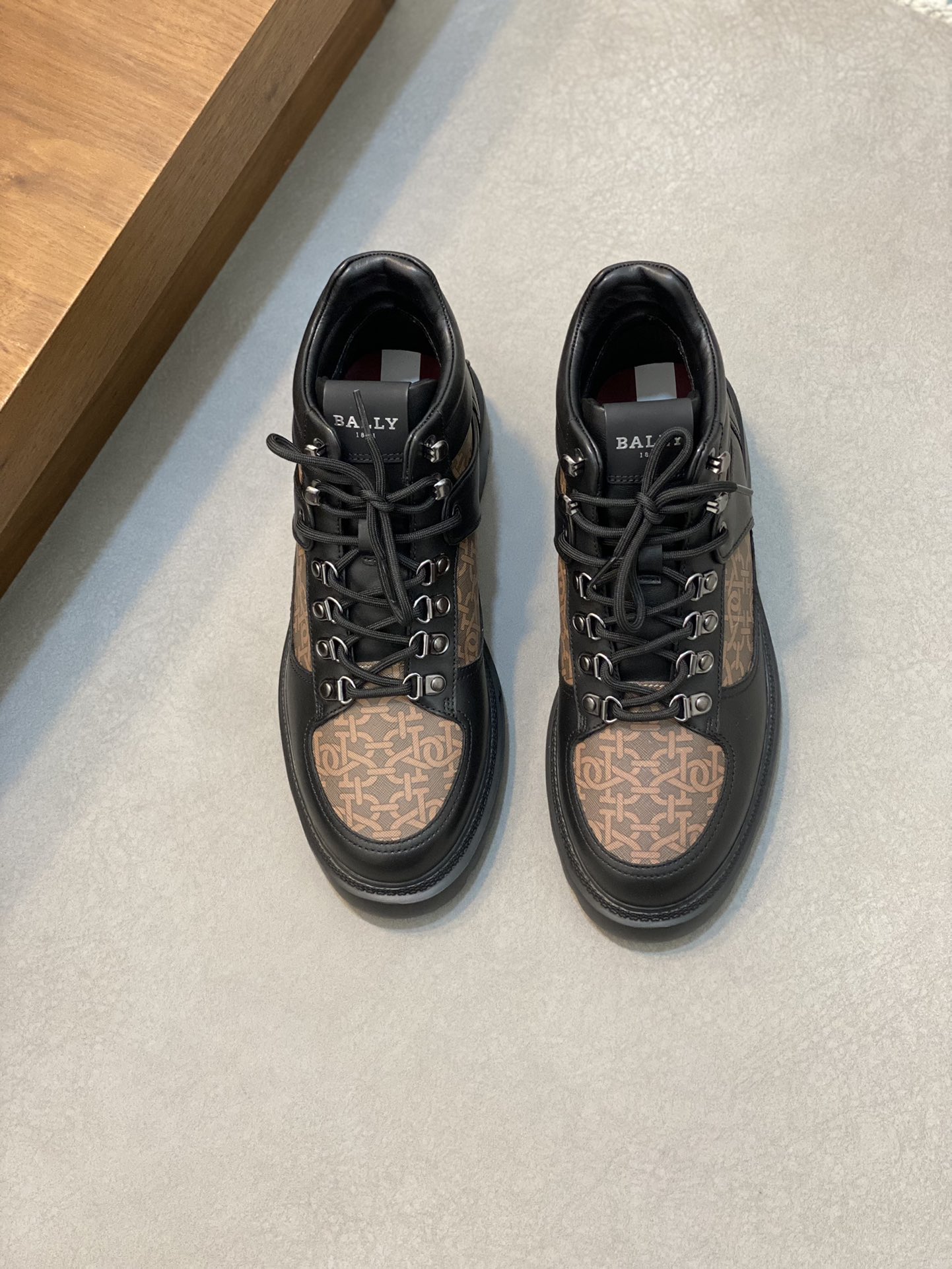 NO:221022,Bally/Bally New Men's VALENSY Printed High-top Casual Short Boots, Top-notch Boutiques in Dongguan!  It uses imported calfskin spliced ​​VALENSY presbyterian canvas upper, punched toe details, calfskin shoe lifting tabs, personalized metal enamel lace buckle with round shoelaces, double rows of metal buckles on the top, and branded logo leather logo with tire pattern EVA rubber foam thick sole, with exclusive logo red and white cowhide insoles, fabric inner lining, super light and comfortable, excellent breathability, top-stylish, and complete with original box packaging!  Size 39-40-41-42-43-44 Leather shoes size, Bali leather shoes, bally, valentino, boots, cowhide19860909Bally/巴利 新款男士VALENSY印花高帮休闲短靴 莞产顶级精品！采用进口小牛皮拼接VALENSY老花帆布鞋面,鞋头冲孔细节,后跟饰有小牛皮鞋提拉袢,个性金属珐琅系带扣配圆形鞋带,顶部饰有双排金属搭扣,鞋舌饰有品牌logo真皮徽标,搭配轮胎纹EVA橡胶发泡厚底,配以专属logo红白牛皮鞋垫,织物内里,超级轻便舒适,透气性能极佳,上脚**有型,配原盒包装！ 码数39-40-41-42-43-44 皮鞋尺码,巴利皮鞋,bally,valentino,boots,cowhide,Men's shoes