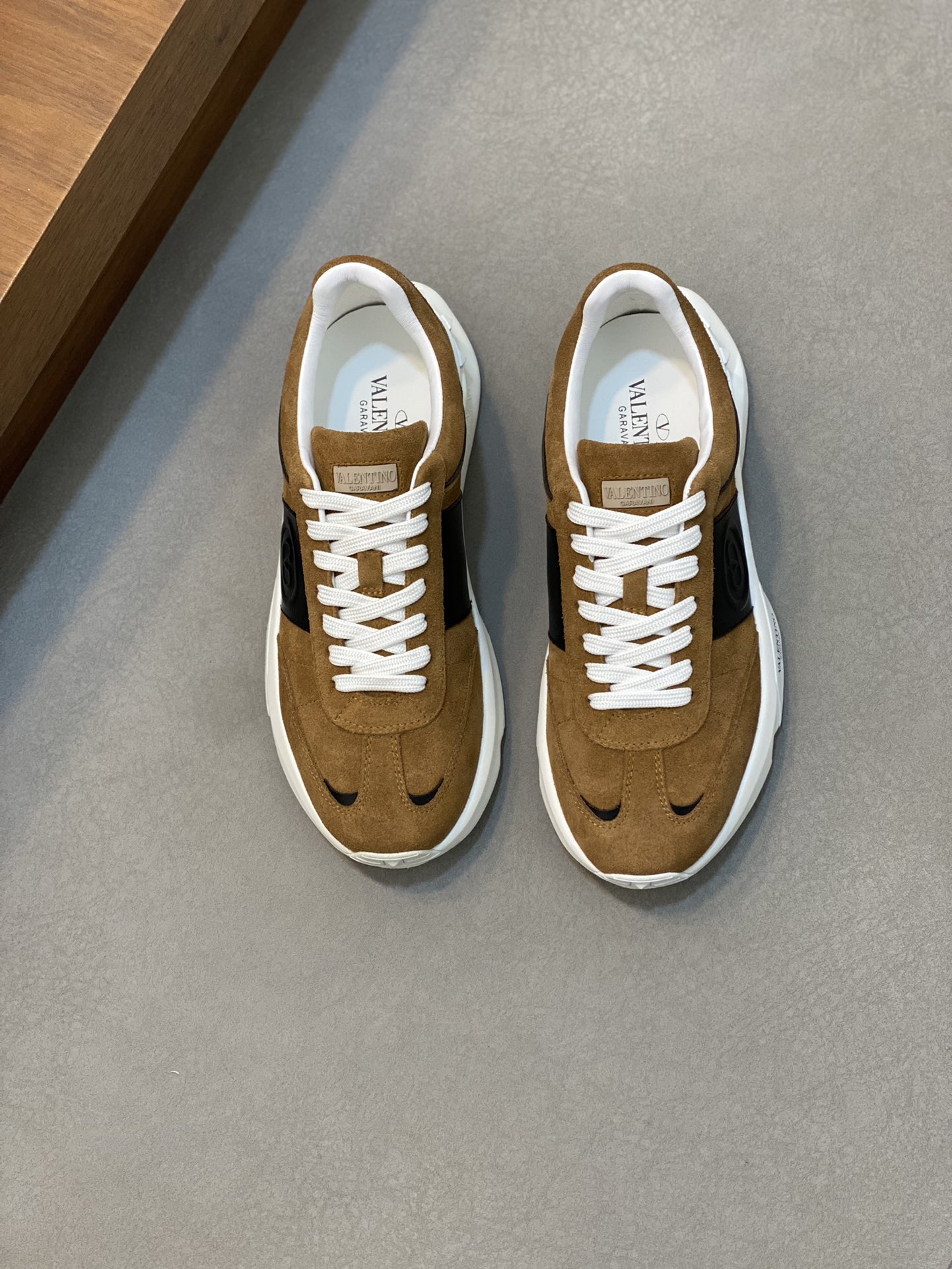 NO:221882,Brand VALENTINO Color Original Color Pair Code 39-44 Customized 38.45 Price Material Valentino 2025 New Men's Shoes 1:1 Original Replica!  Top-grade original single quality latest casual sports shoes. The upper is spliced ​​with various materials, breathable cowhide, multi-layer combination, anti-slip sole. Heavy industry-made, good products pay attention to every detail. Must-have items for all seasons, unique design concepts, Valentino casual shoes, valentino, valentino, sneakers, cowhide19860909品牌VALENTINO 颜色原版配色 码数39-44定做38.45 价格 材质华伦天奴2025新款男鞋1:1原版复刻！顶级原单品质最新休闲运动鞋 .鞋面多种材料拼接,透气牛皮里.多层组合防滑大底.重工打造,好货注重的是每一个细节.一年四季百搭潮款必备单品,独特的设计理念,华伦天奴休闲鞋,valentino,valentino,sneakers,cowhide,Men's shoes