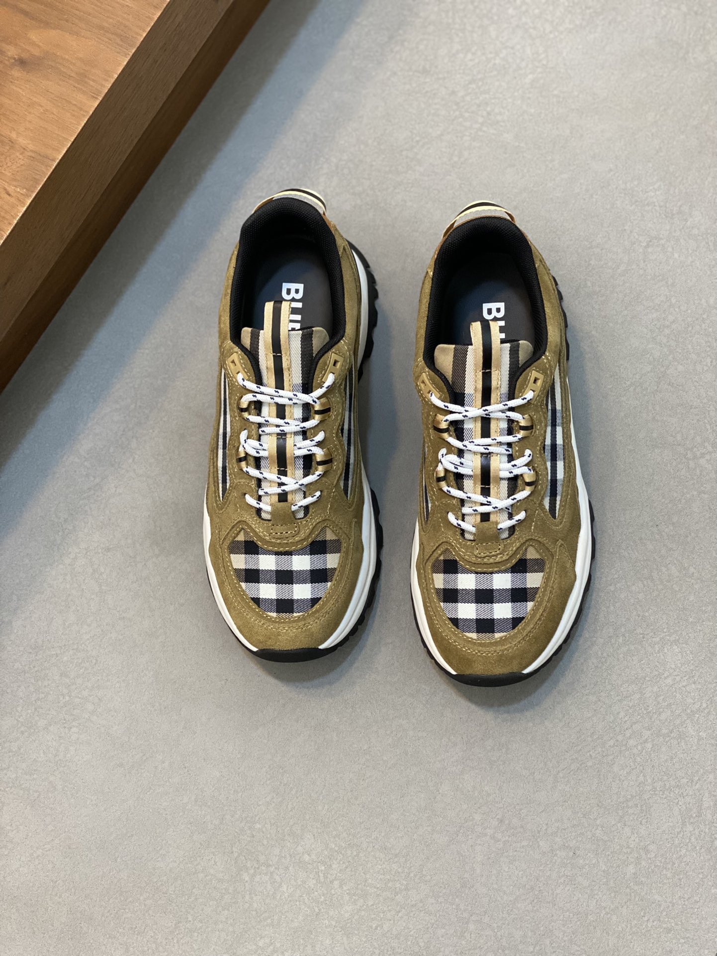Burberry Burberry 2024Ss de los hombres clásico bajo chunky entrenadores, construido en cuero de pie