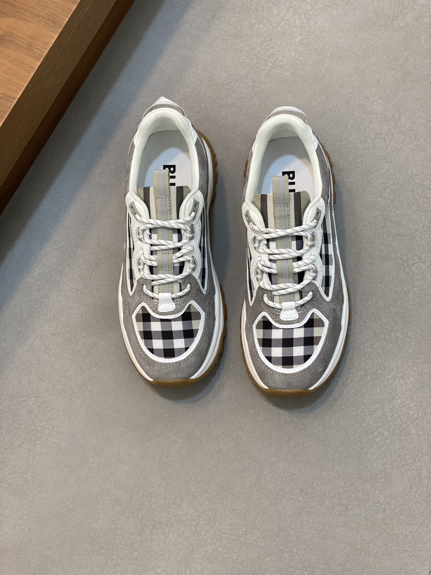 Burberry Burberry 2024Ss de los hombres clásico bajo chunky entrenadores, construido en cuero de pie