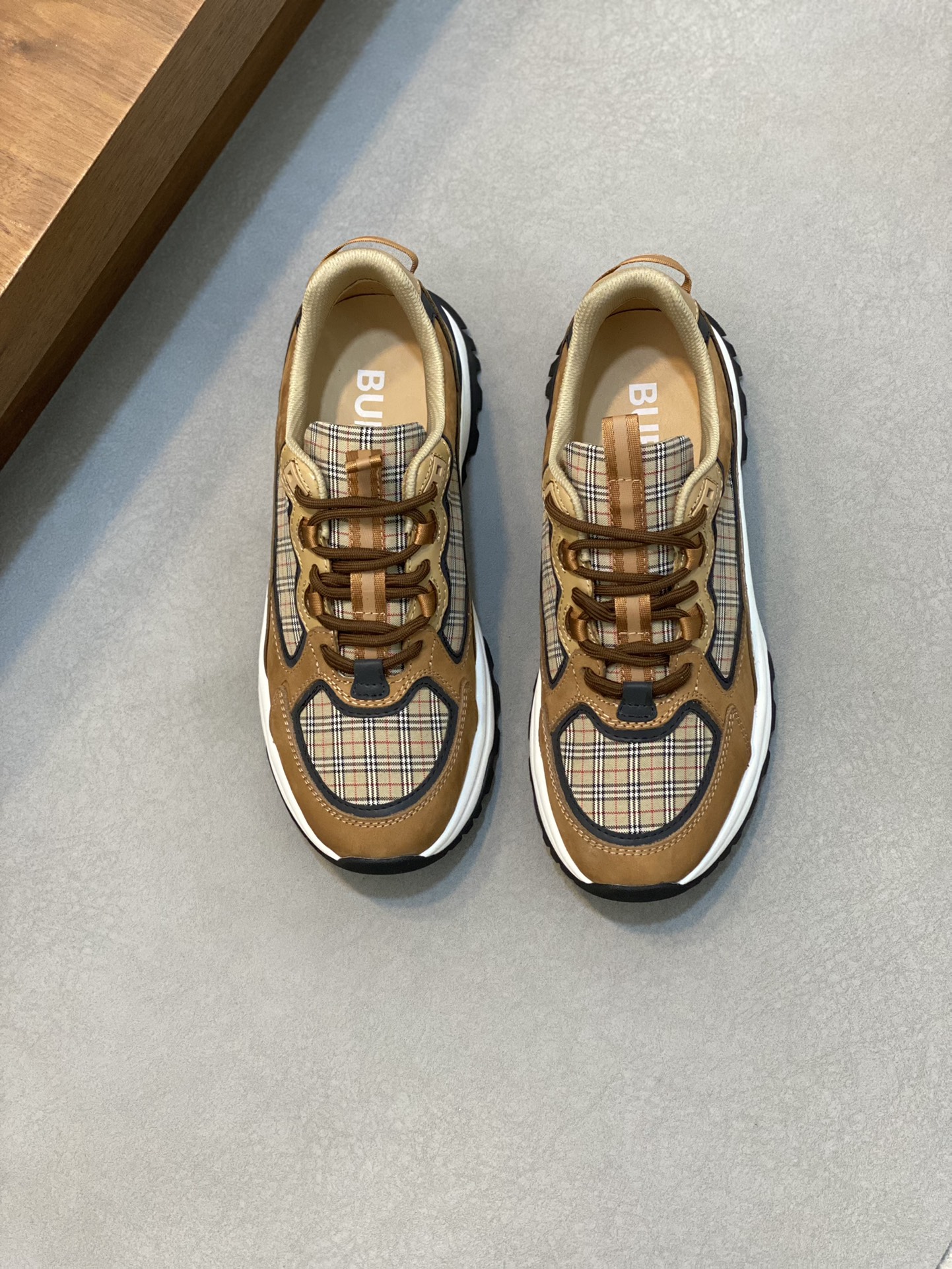 Burberry Burberry 2024Ss de los hombres clásico bajo chunky entrenadores, construido en cuero de pie