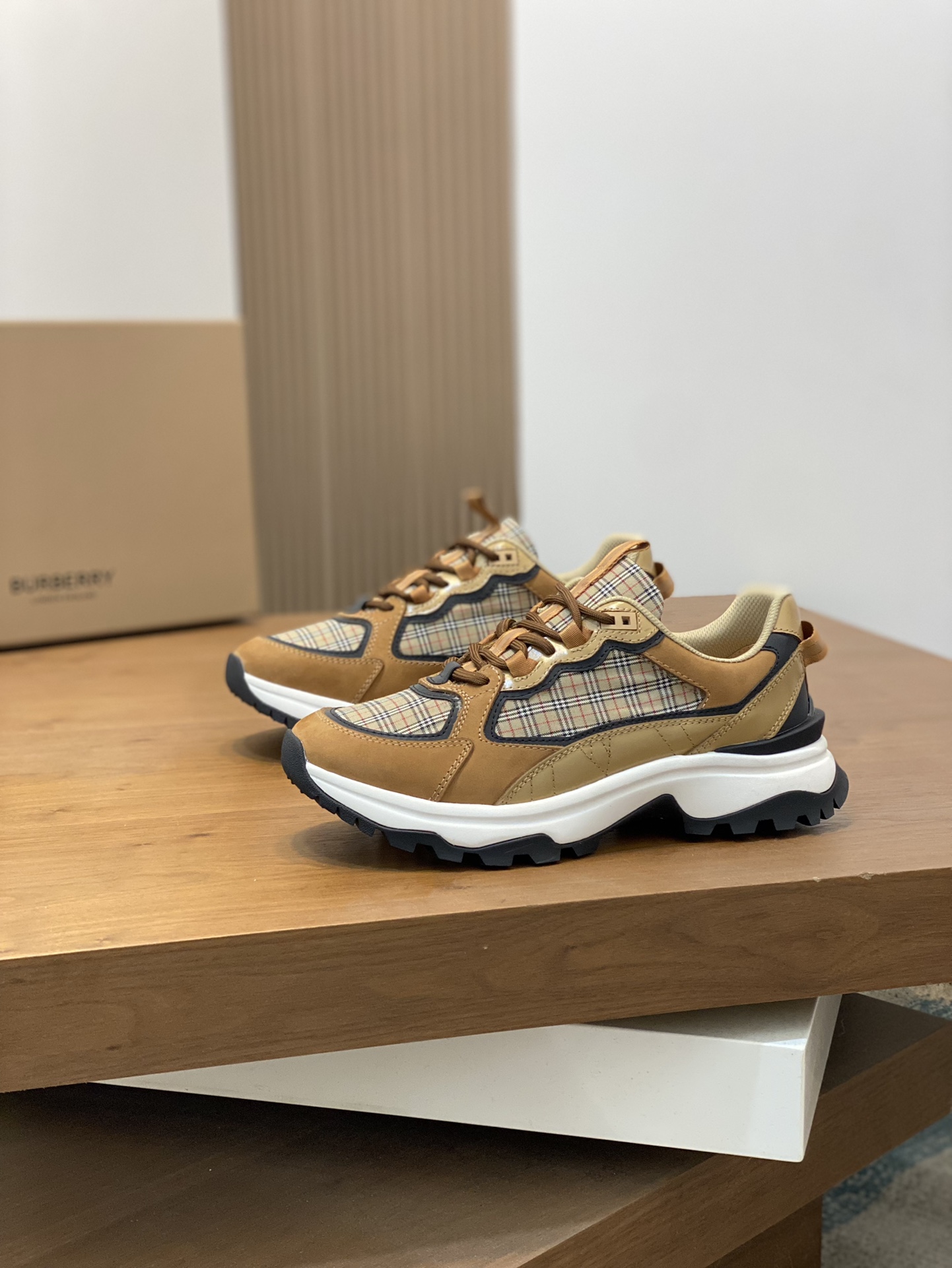 Burberry Burberry 2024Ss de los hombres clásico bajo chunky entrenadores, construido en cuero de pie