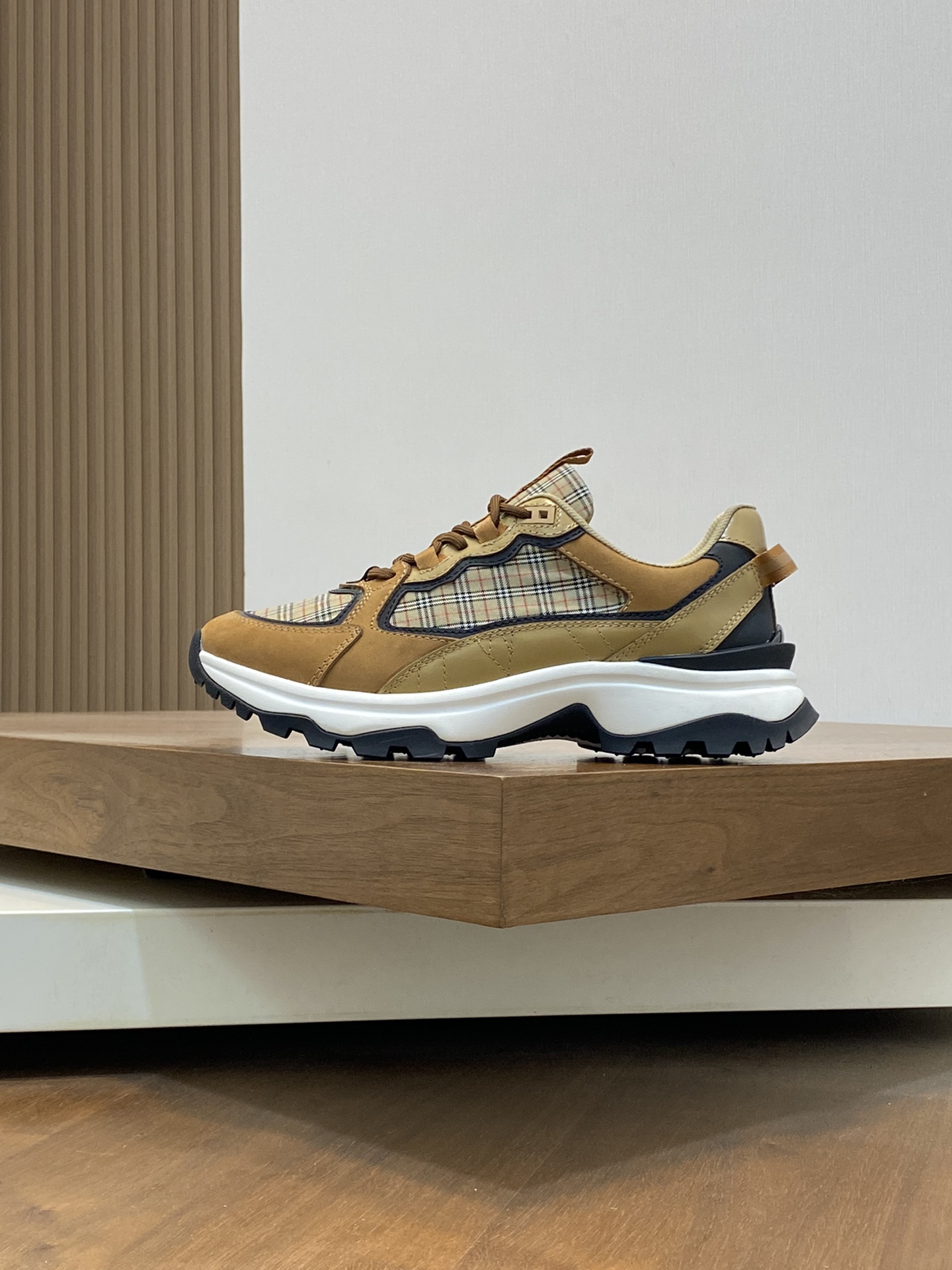 Burberry Burberry 2024Ss de los hombres clásico bajo chunky entrenadores, construido en cuero de pie