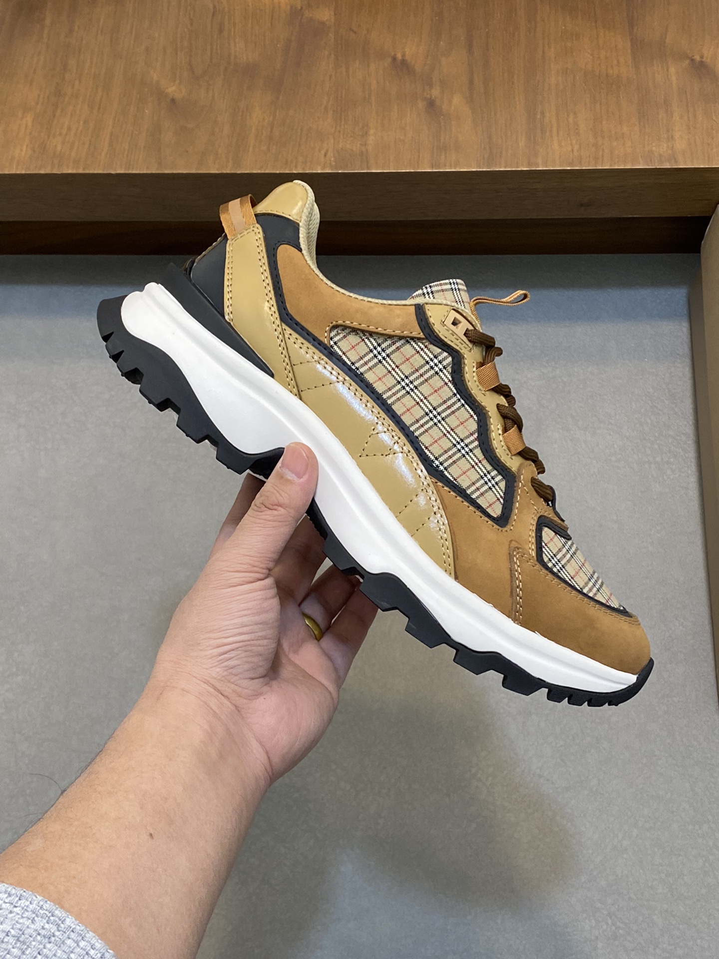 Burberry Burberry 2024Ss de los hombres clásico bajo chunky entrenadores, construido en cuero de pie
