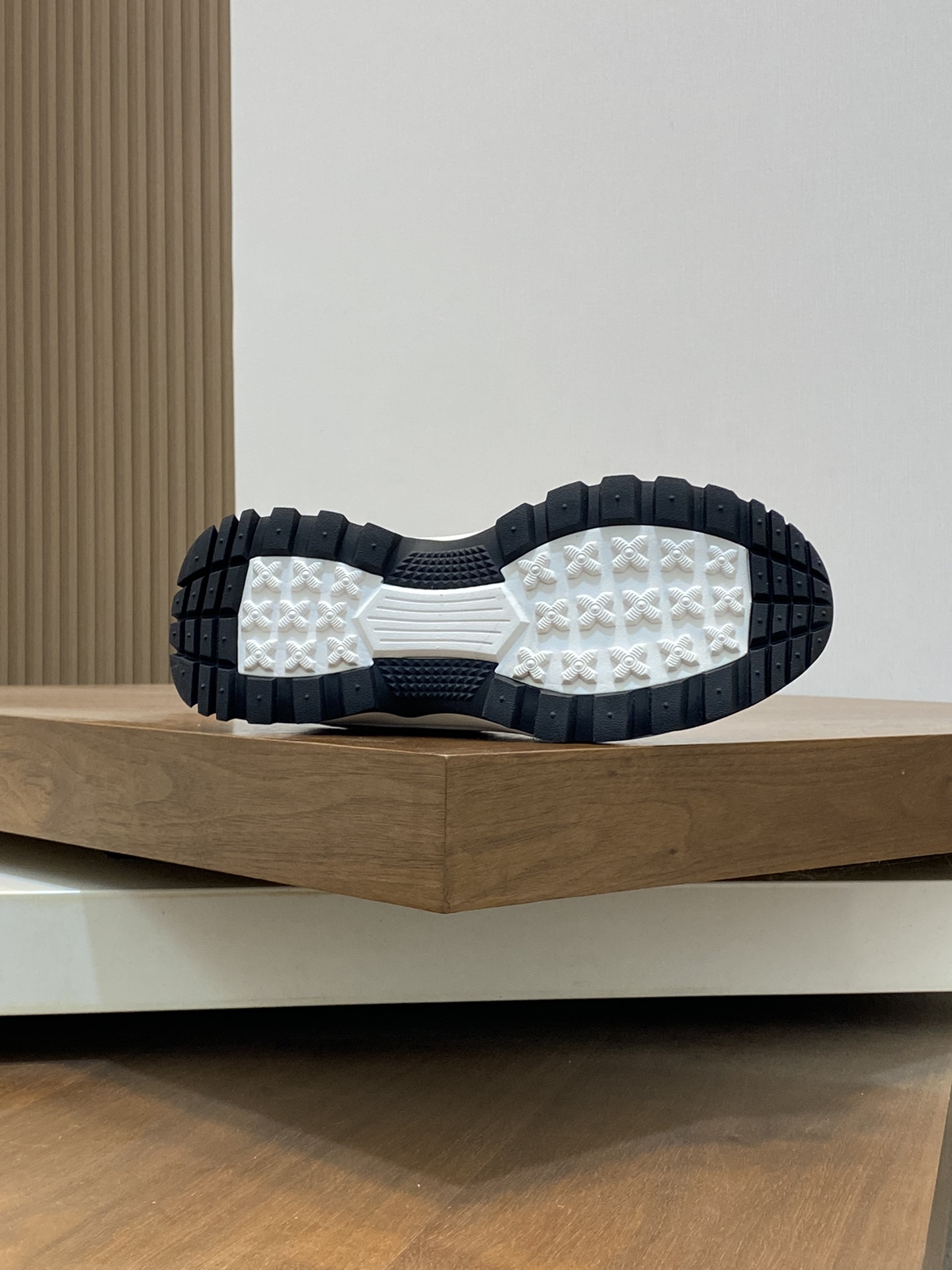 Burberry Burberry 2024Ss de los hombres clásico bajo chunky entrenadores, construido en cuero de pie