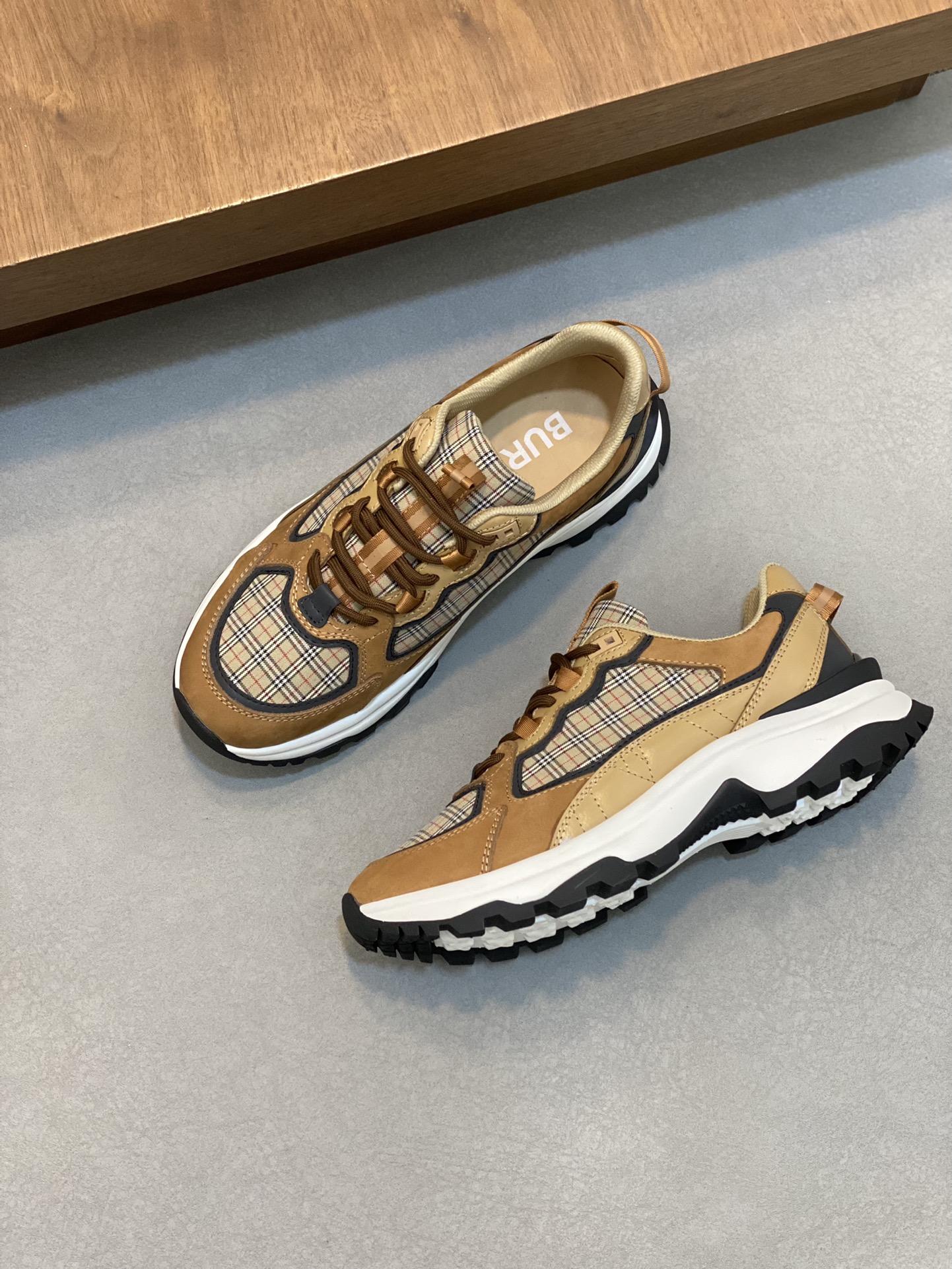 Burberry Burberry 2024Ss de los hombres clásico bajo chunky entrenadores, construido en cuero de pie
