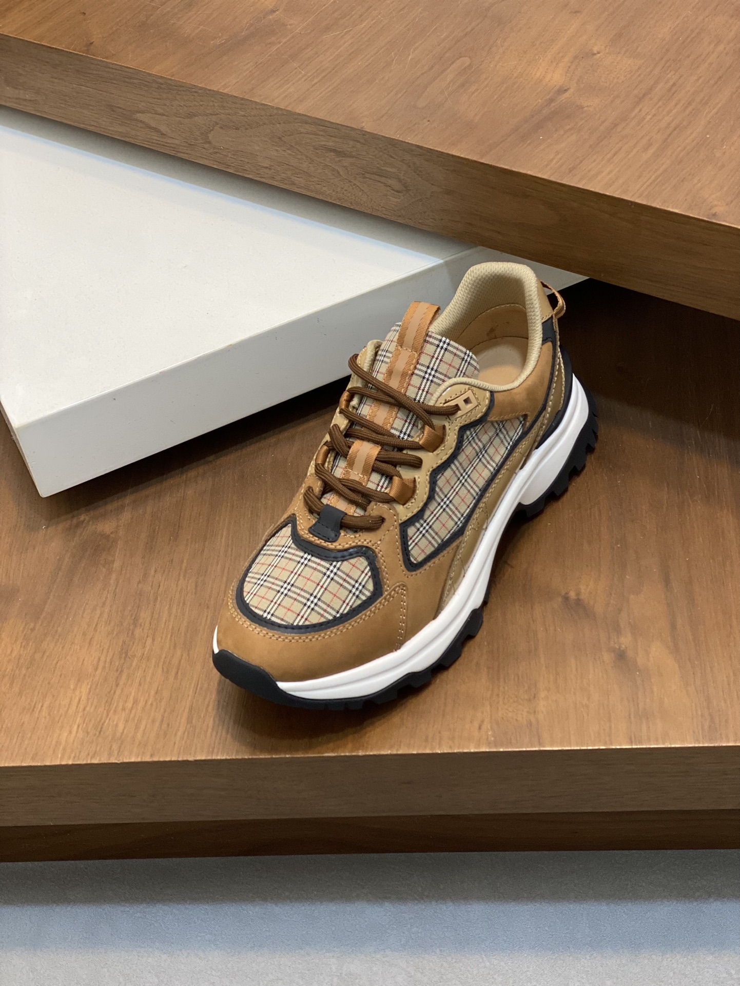 Burberry Burberry 2024Ss de los hombres clásico bajo chunky entrenadores, construido en cuero de pie