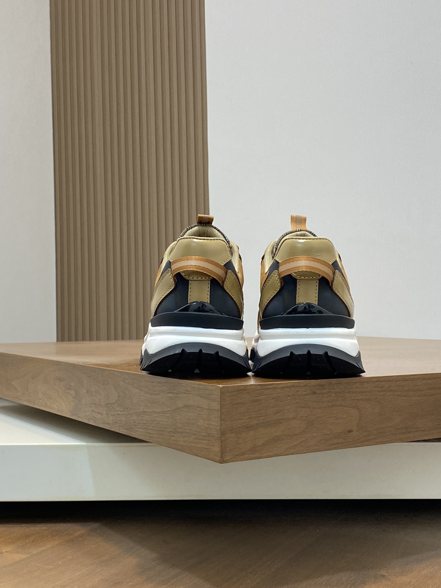 Burberry Burberry 2024Ss de los hombres clásico bajo chunky entrenadores, construido en cuero de pie
