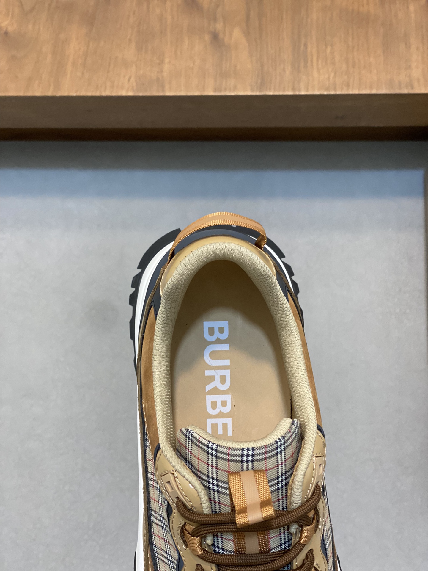 Burberry Burberry 2024Ss de los hombres clásico bajo chunky entrenadores, construido en cuero de pie