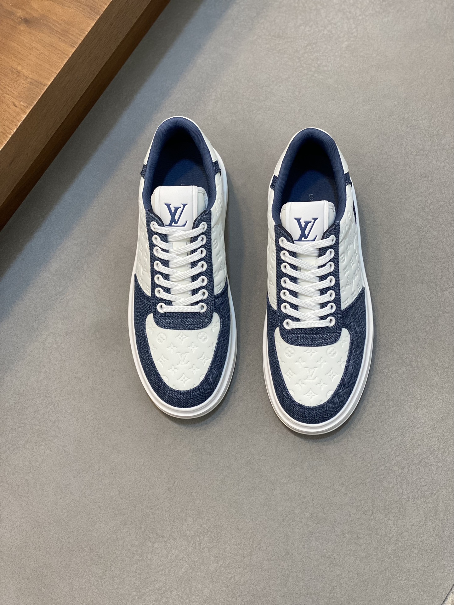 NO:274547,L Men's classic casual sneakers, this Beverly Hills sneakers are made of soft cowhide leather to depict classic Monogram prints, creating an elegant upper. The rubber outsole is thick and light, and is embossed with Louis Vuitton logo embossed. The lining inner sole and technological lining are upgraded to comfort again. The inner lining of Italy imported calfskin is high-end and comfortable, and the original outsole is light and wear-resistant!  Pure handmade, details determine quality!  Size38-45, louis vuitton,sneakers,cowhide19860909L 男士经典休闲运动鞋,本款 Beverly Hills 运动鞋为柔软牛皮革描摹经典 Monogram 印花,塑造优雅鞋面.橡胶外底厚实而不失轻盈,其上点缀路易威登标识压纹.加衬内底和科技内衬再度升级舒适体验.意大利进口小牛皮内里高档舒适,原版大底轻盈耐磨！纯手工制作,细节决定品质！ Size38-45,,louis vuitton,sneakers,cowhide,Men's shoes