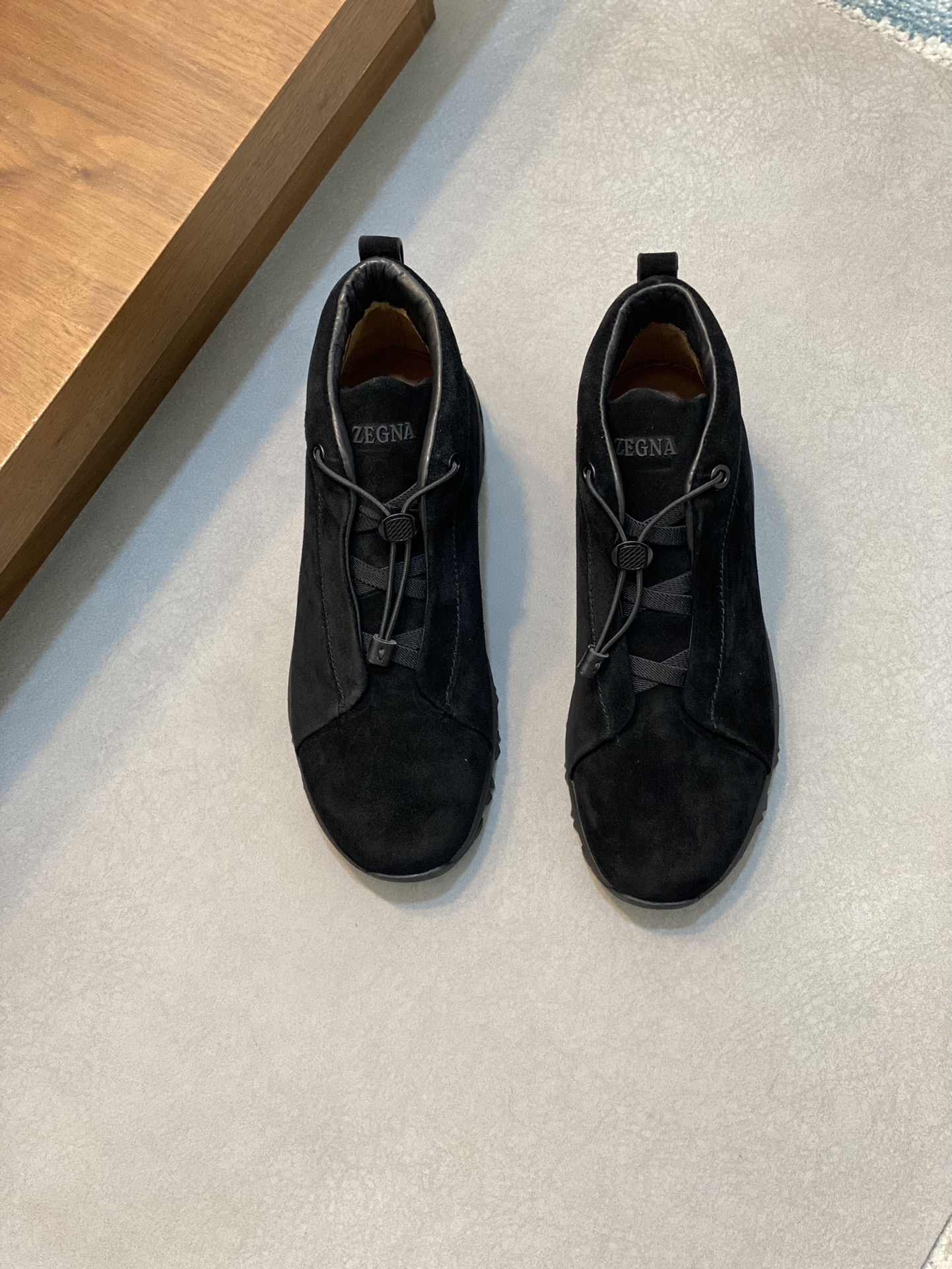 NO:221038,Ermenegildo Zegna mid-top suede sports and casual sneakers Triple Stitch mid-top sneakers are an exquisite casual shoe inspired by triple hand-stitched stitches, demonstrating the long-standing heritage of Zegna. This suede, deer leather sneakers are made of slippery shoe shape and light texture. They are equipped with flexible rubber outsoles and are paired with soft microfiber lining, making it easy to put on and off, and are comfortable. The heel is decorated with the iconic Ermenegildo Zegna XXX logo details, highlighting the brand style. Details: Neck suede fabric reverse calfskin lining, movable high-elastic memory insole. Car midsole cover method. Easy to put on and off the foot cross elastic band and 3D 