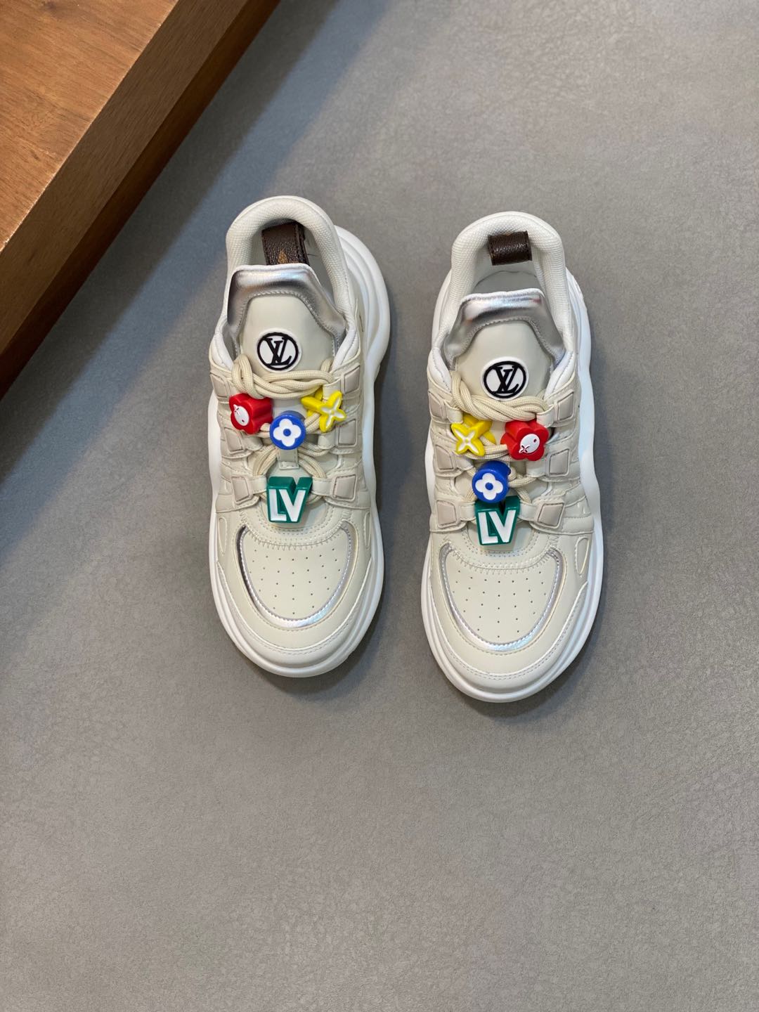 NO:221019,Donkey's new women's arch bridge shoes trainer sneakers, this LV Trainer sneakers are made of soft grain calfskin, presenting pure tones, the brand was born in 1854. The designer's handwritten brand logo embellishes one side, designed by virgil abloh himself, a very commemorative sneaker, a new lv Louis Vuitton louis vuitton trainer sneaker low casual sports culture versatile basketball shoes Size35-40, Louis Vuitton, louis vuitton, louis vuitton, louis vuitton, louis vuitton, louis vuitton, louis vuitton, louis vuitton, louis vuitton, louis vuitton, louis vuitton, louis vuitton, louis vuitton, louis vuitton, louis vuitton, louis vuitton, louis vuitton, louis vuitton, louis vuitton, louis vuitton, louis vuitton, louis vuitton, louis vuitton, louis vuitton, louis vuitton, louis vuitton, cowhide19860909驴家新款女拱桥鞋 trainer运动鞋,本款 LV Trainer 运动鞋取材柔软粒面小牛皮,呈现纯净色调,品牌诞生于1854 设计师手写体品牌标识点缀一侧,virgil abloh亲自操刀设计,非常具有纪念价值的一款运动鞋,全新lv路易威登louis vuitton trainer sneaker low休闲运动文化百搭篮球板鞋 Size35-40,路易威登,louis vuitton,louis vuitton,louis vuitton,louis vuitton,louis vuitton,sneakers,cowhide,Men's shoes