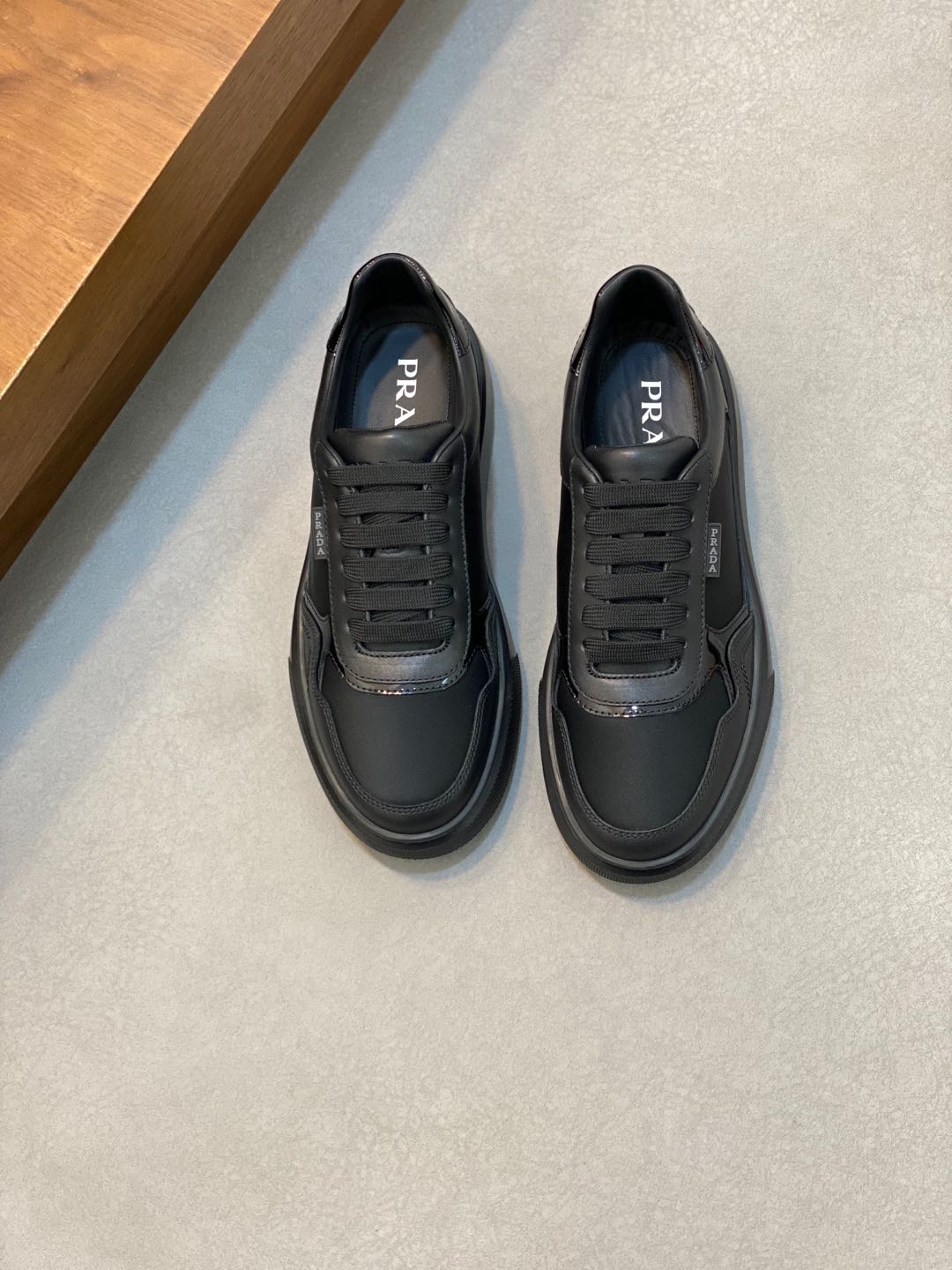 NO:221009,Brand P R A D A Color Original Color Code Number 39-44 Standard Code Price Material Prada New Product Original Single-Custom Low-top Casual Sports Shoes!  The upper is made of original soft cowhide with Prada logo cowhide inner lining. The original molded outsole of cowhide is made of high quality, worth owning. Prada, prada, sneakers, cowhide19860909品牌P R A D A 颜色原版配色 码数39-44标准码 价格 材质普拉达新品原单货低帮休闲运动鞋！鞋面采用原版柔软牛皮搭配普拉达标识牛皮内里 牛皮垫脚原版开模大底、高品质值得拥有,普拉达,prada,sneakers,cowhide,Men's shoes