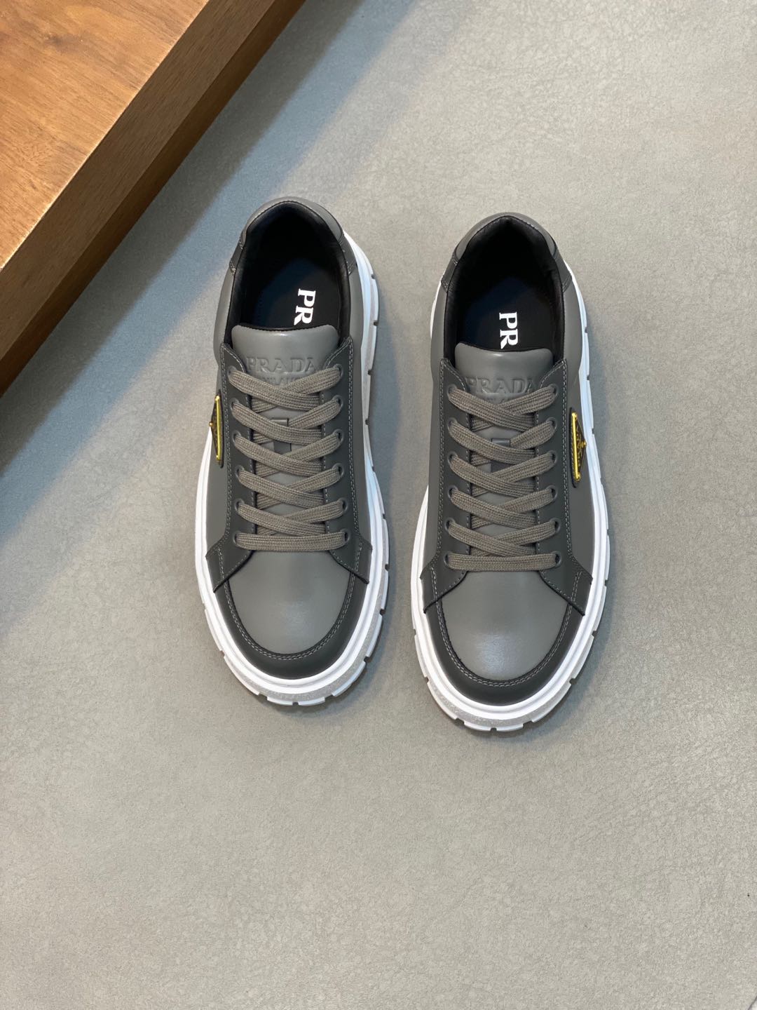 NO:220880,Brand P R A D A Color Original Color Pair Number 39-44 Customized 38.45 Price Material Prada New Product Original Single-Custom Low-top Casual Sports Shoes!  The upper is made of original soft cowhide with Prada logo cowhide inner lining. The original molded outsole of cowhide is made of high quality, worth owning. Prada, prada, sneakers, cowhide19860909品牌P R A D A 颜色原版配色 码数39-44定做38.45 价格 材质普拉达新品原单货低帮休闲运动鞋！鞋面采用原版柔软牛皮搭配普拉达标识牛皮内里 牛皮垫脚原版开模大底、高品质值得拥有,普拉达,prada,sneakers,cowhide,Men's shoes