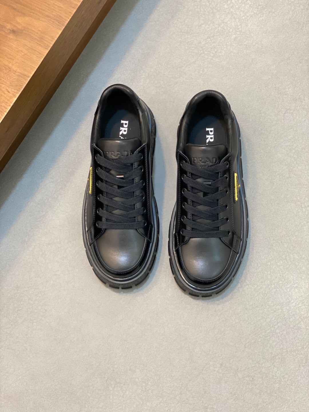 NO:221169,Brand P R A D A Color Original Color Pair Number 39-44 Customized 38.45 Price Material Prada New Product Original Single-Custom Low-top Casual Sports Shoes!  The upper is made of original soft cowhide with Prada logo cowhide inner lining. The original molded outsole of cowhide is made of high quality, worth owning. Prada, prada, sneakers, cowhide19860909品牌P R A D A 颜色原版配色 码数39-44定做38.45 价格 材质普拉达新品原单货低帮休闲运动鞋！鞋面采用原版柔软牛皮搭配普拉达标识牛皮内里 牛皮垫脚原版开模大底、高品质值得拥有,普拉达,prada,sneakers,cowhide,Men's shoes