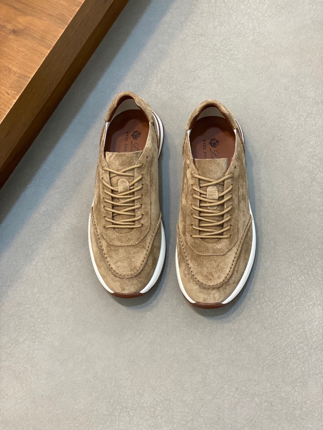 NO:223348,Brand Loro Piana color original color matching code number 39-44 customized 38.45.46.47 price Material Nouo Pianya autumn hot product shipped!  The window style LoroPiana mesh cowhide casual sports men's shoes This casual shoe is knitted with Wind fiber, presenting a unique three-dimensional effect. The unique style is slightly narrowed in the middle and is embellished with Naba Leather. The light rubber sole and edge studs enhance grip and stability. The functional details of the shoe are full of modern aesthetics. The upper uses hot melt edge sealing process. The light technical material of the Kummel color rubber outsole is inlaid with cushioning pads on the inner side of the sole, which makes the weight distribution more even and reduces the load during travel. The leather eyelets are directly placed on the upper fixed to the sole to ensure stability. The rear is equipped with cushioning pads to enhance the comfort of wearing. LP casual shoes, loro piana, loro piana, cowhide19860909品牌Loro Piana 颜色原版配色 码数39-44定做38.45.46.47 价格 材质诺悠翩雅秋季爆款出货！橱窗款LoroPiana网面牛皮休闲运动男鞋 这款休闲鞋采用Wind纤维针织而成,呈现出别致的立体效果,独特的版型在中段轻微变窄,并以纳巴革细节点缀.轻盈橡胶鞋底和边缘的鞋钉增强抓地力和稳定性,充满现代美感的功能细节设计为鞋子平添了运动风格.鞋面使用热熔封边工艺 Kummel色橡胶外底的轻盈技术材料鞋底内侧镶嵌着缓冲垫,让重量分配更平均,减轻行进间的负荷 皮革鞋眼直接设于固定在鞋底的鞋面上,以确保稳定性 后部搭配缓冲垫,以提升穿着舒适感,LP休闲鞋,loro piana,loro piana,cowhide,Men's shoes