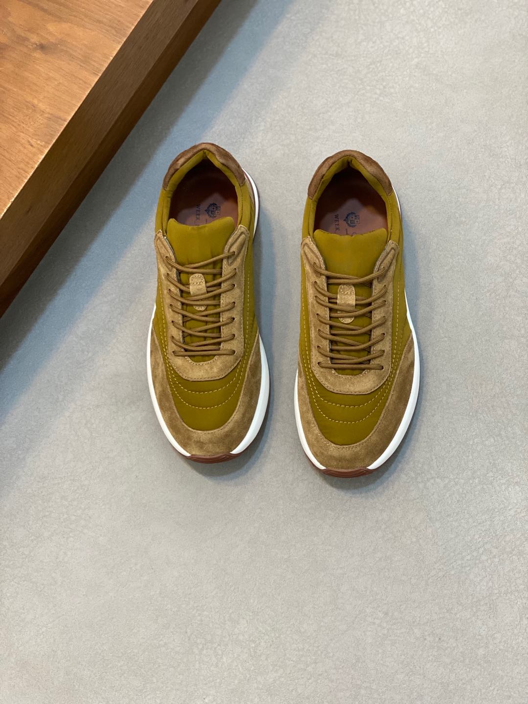 NO:222667,Brand Loro Piana color original color matching code number 39-44 customized 38.45.46.47 price Material Nouo Pianya autumn hot product shipped!  The window style LoroPiana mesh cowhide casual sports men's shoes This casual shoe is knitted with Wind fiber, presenting a unique three-dimensional effect. The unique style is slightly narrowed in the middle and is embellished with Naba Leather. The light rubber sole and edge studs enhance grip and stability. The functional details of the shoe are full of modern aesthetics. The upper uses hot melt edge sealing process. The light technical material of the Kummel color rubber outsole is inlaid with cushioning pads on the inner side of the sole, which makes the weight distribution more even and reduces the load during travel. The leather eyelets are directly placed on the upper fixed to the sole to ensure stability. The rear is equipped with cushioning pads to enhance the comfort of wearing. LP casual shoes, loro piana, loro piana, cowhide19860909品牌Loro Piana 颜色原版配色 码数39-44定做38.45.46.47 价格 材质诺悠翩雅秋季爆款出货！橱窗款LoroPiana网面牛皮休闲运动男鞋 这款休闲鞋采用Wind纤维针织而成,呈现出别致的立体效果,独特的版型在中段轻微变窄,并以纳巴革细节点缀.轻盈橡胶鞋底和边缘的鞋钉增强抓地力和稳定性,充满现代美感的功能细节设计为鞋子平添了运动风格.鞋面使用热熔封边工艺 Kummel色橡胶外底的轻盈技术材料鞋底内侧镶嵌着缓冲垫,让重量分配更平均,减轻行进间的负荷 皮革鞋眼直接设于固定在鞋底的鞋面上,以确保稳定性 后部搭配缓冲垫,以提升穿着舒适感,LP休闲鞋,loro piana,loro piana,cowhide,Men's shoes