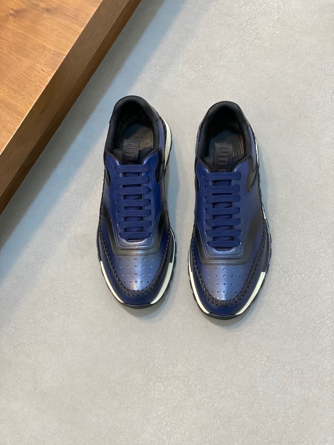 NO:221045,Brand Berluti Color Original Color Size 39-44 Customized 45 Price Material Berluti 2025 New Model High-end Top · Original Single Ber* Berluti French Top Men's Shoes, Berluti's Brand's debut broke the convention and launched a new Edge last. This bold improvement of the iconic last is of great significance to its unique shape and width of the side. On Alessandro shoes, this angular outline is more perspective-like by Kris' bold and professional new Cloudy dyeing. It is both business and casual. Classic and fashionable!  The handwritten patterns on the shoe body add a lot of color, Berluti, christian louboutin, Dolce & Gabbana19860909品牌Berluti 颜色原版配色 码数39-44定做45 价格 材质伯尔鲁帝2025新款 高端 顶级·原单Ber*布鲁提法国顶级男鞋,Berluti品牌的首秀中打破常规,推出全新的Edge鞋楦.标志性鞋楦的这种大胆改良,对于其独特形状和边宽创意工作意义重大、在Alessandro鞋履上,这种棱角分明的轮廓经Kris大胆专业的全新Cloudy 染色显得更有透视感.既商务又休闲.经典时尚！鞋身的手写纹更为其增色不少,Berluti 布鲁提,christian louboutin,Dolce&Gabbana,Men's shoes