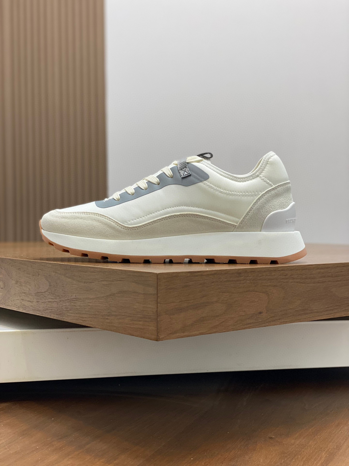 BRUNELLO CUCINELLI ZAPATILLAS DEPORTIVAS PARA HOMBRE Estas zapatillas deportivas están confeccionada