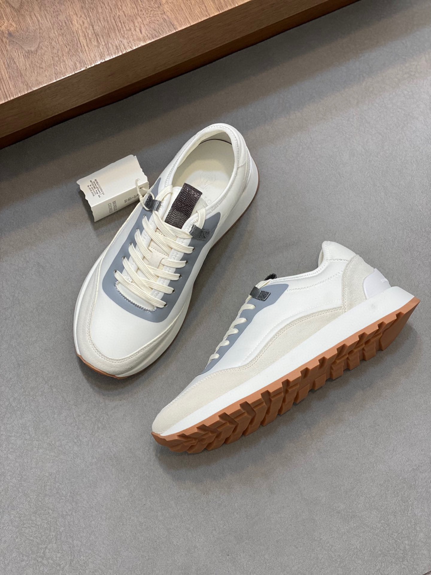 BRUNELLO CUCINELLI ZAPATILLAS DEPORTIVAS PARA HOMBRE Estas zapatillas deportivas están confeccionada