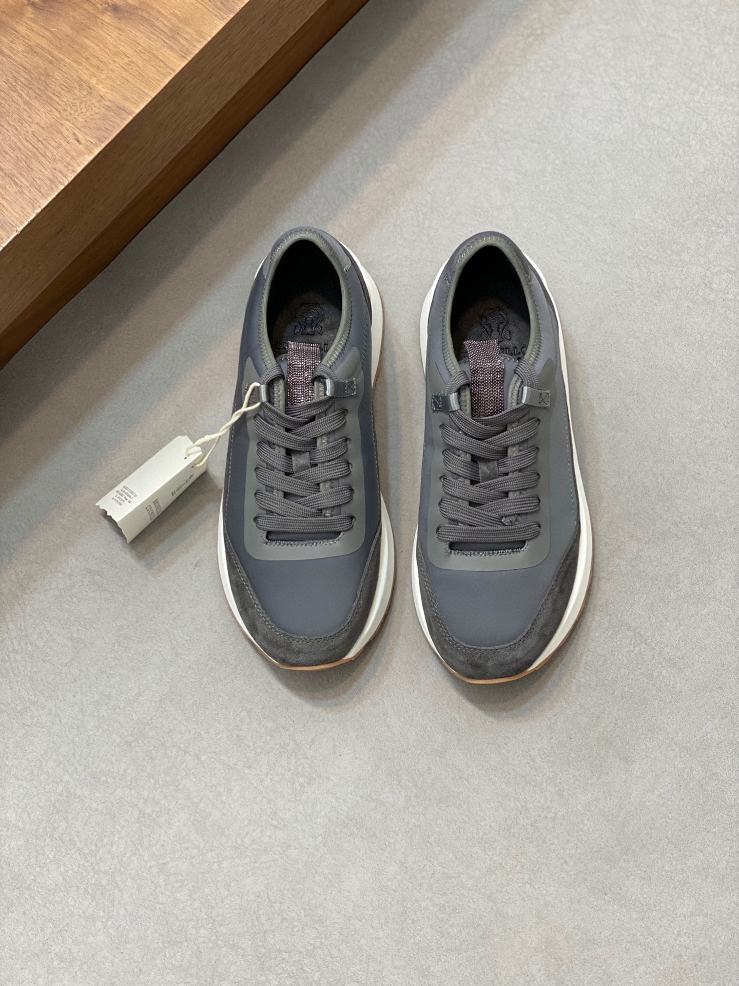 BRUNELLO CUCINELLI ZAPATILLAS DEPORTIVAS PARA HOMBRE Estas zapatillas deportivas están confeccionada