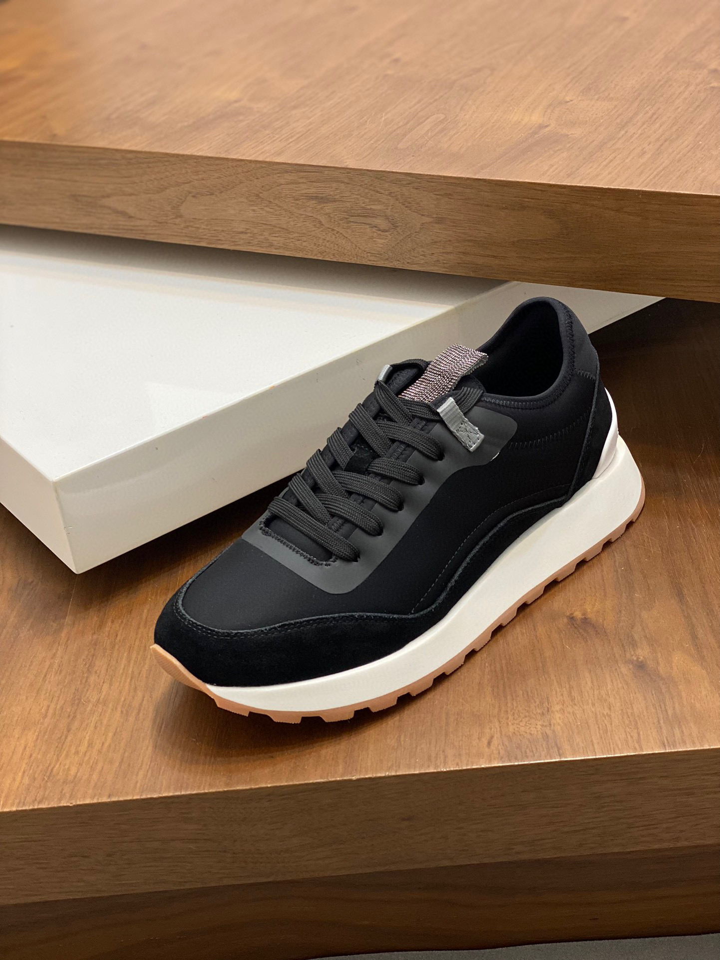 BRUNELLO CUCINELLI ZAPATILLAS DEPORTIVAS PARA HOMBRE Estas zapatillas deportivas están confeccionada