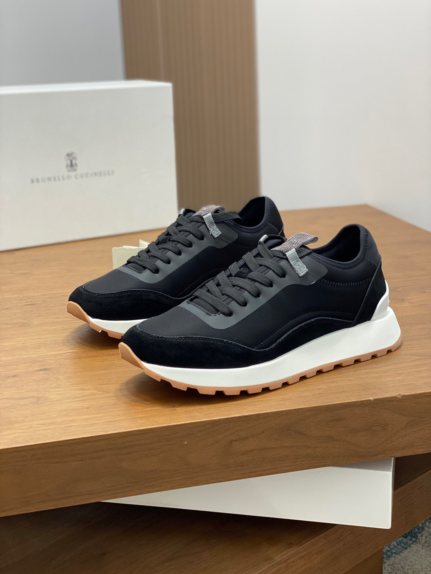BRUNELLO CUCINELLI ZAPATILLAS DEPORTIVAS PARA HOMBRE Estas zapatillas deportivas están confeccionada