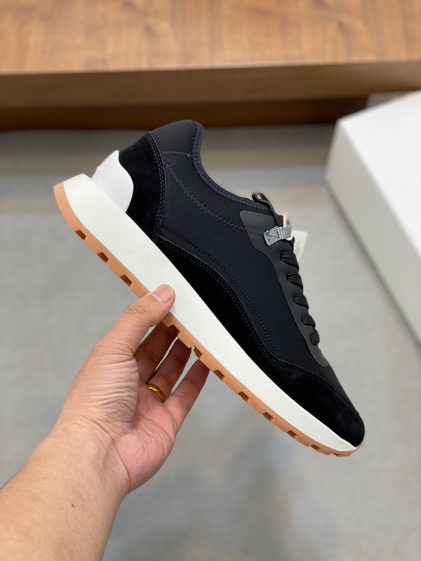 BRUNELLO CUCINELLI ZAPATILLAS DEPORTIVAS PARA HOMBRE Estas zapatillas deportivas están confeccionada