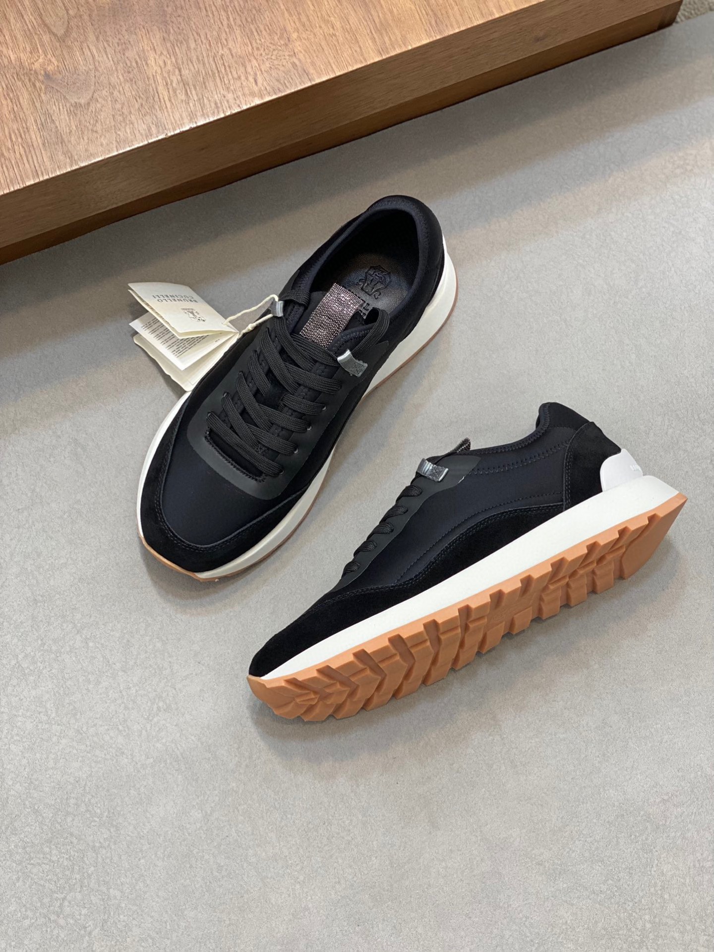 BRUNELLO CUCINELLI ZAPATILLAS DEPORTIVAS PARA HOMBRE Estas zapatillas deportivas están confeccionada