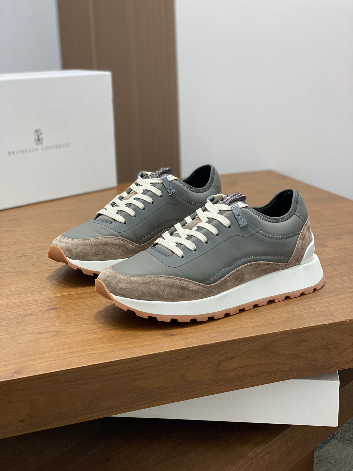 BRUNELLO CUCINELLI ZAPATILLAS DEPORTIVAS PARA HOMBRE Estas zapatillas deportivas están confeccionada