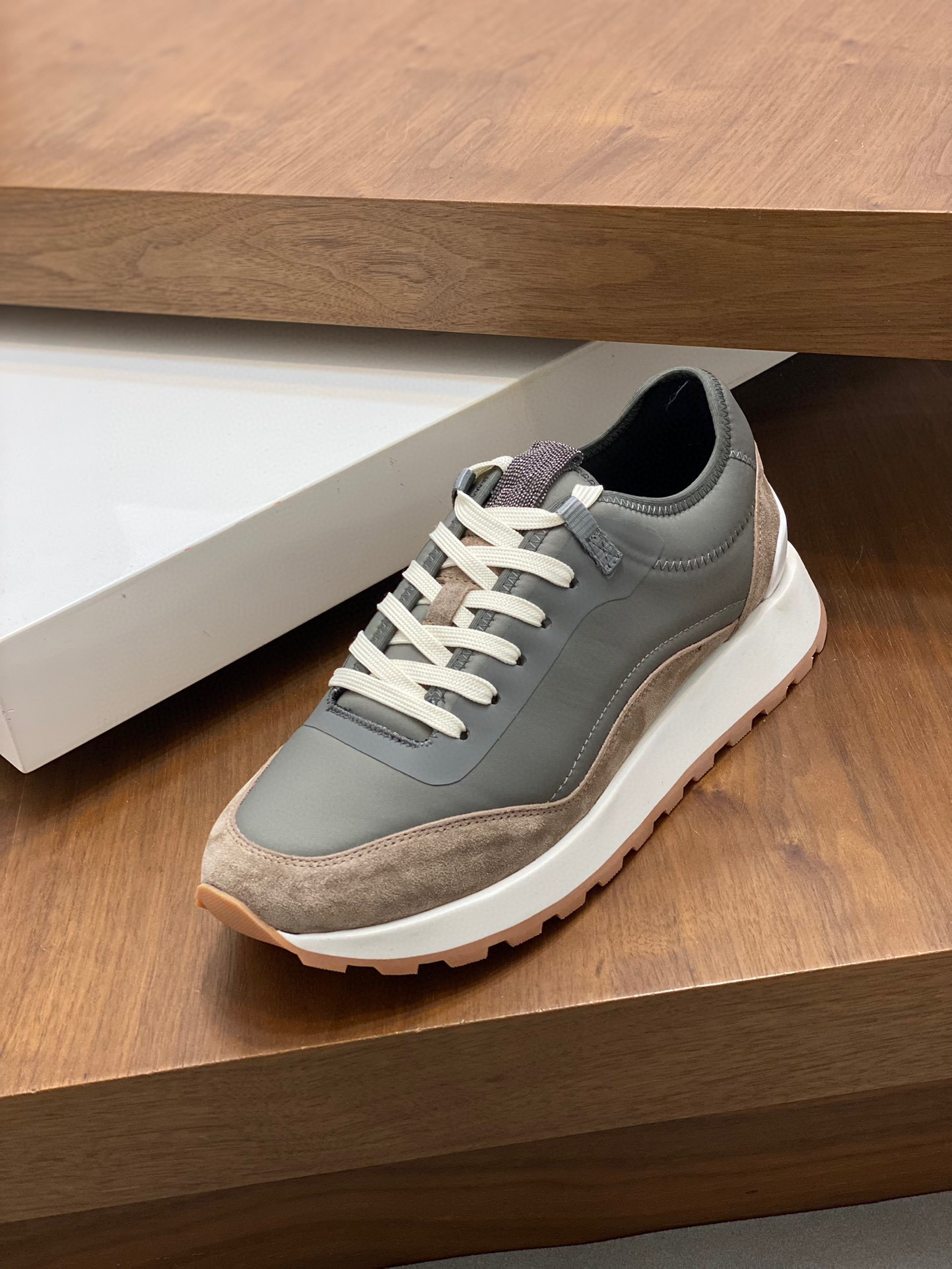 BRUNELLO CUCINELLI ZAPATILLAS DEPORTIVAS PARA HOMBRE Estas zapatillas deportivas están confeccionada