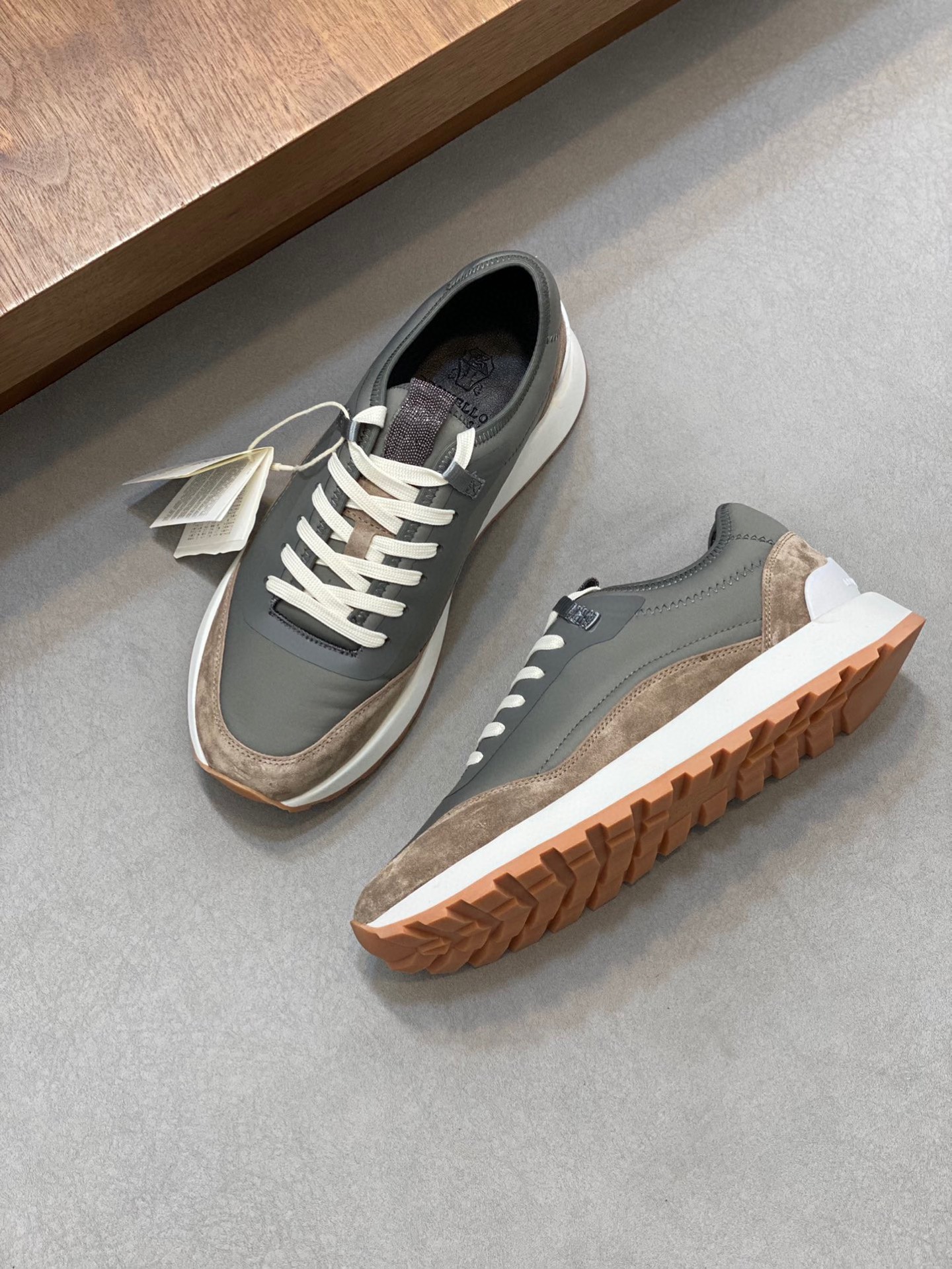 BRUNELLO CUCINELLI ZAPATILLAS DEPORTIVAS PARA HOMBRE Estas zapatillas deportivas están confeccionada