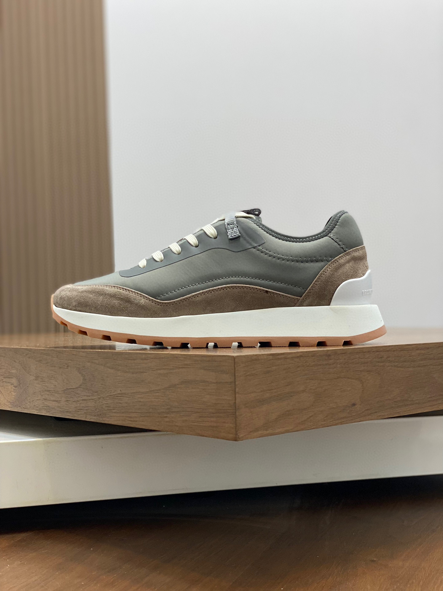 BRUNELLO CUCINELLI ZAPATILLAS DEPORTIVAS PARA HOMBRE Estas zapatillas deportivas están confeccionada