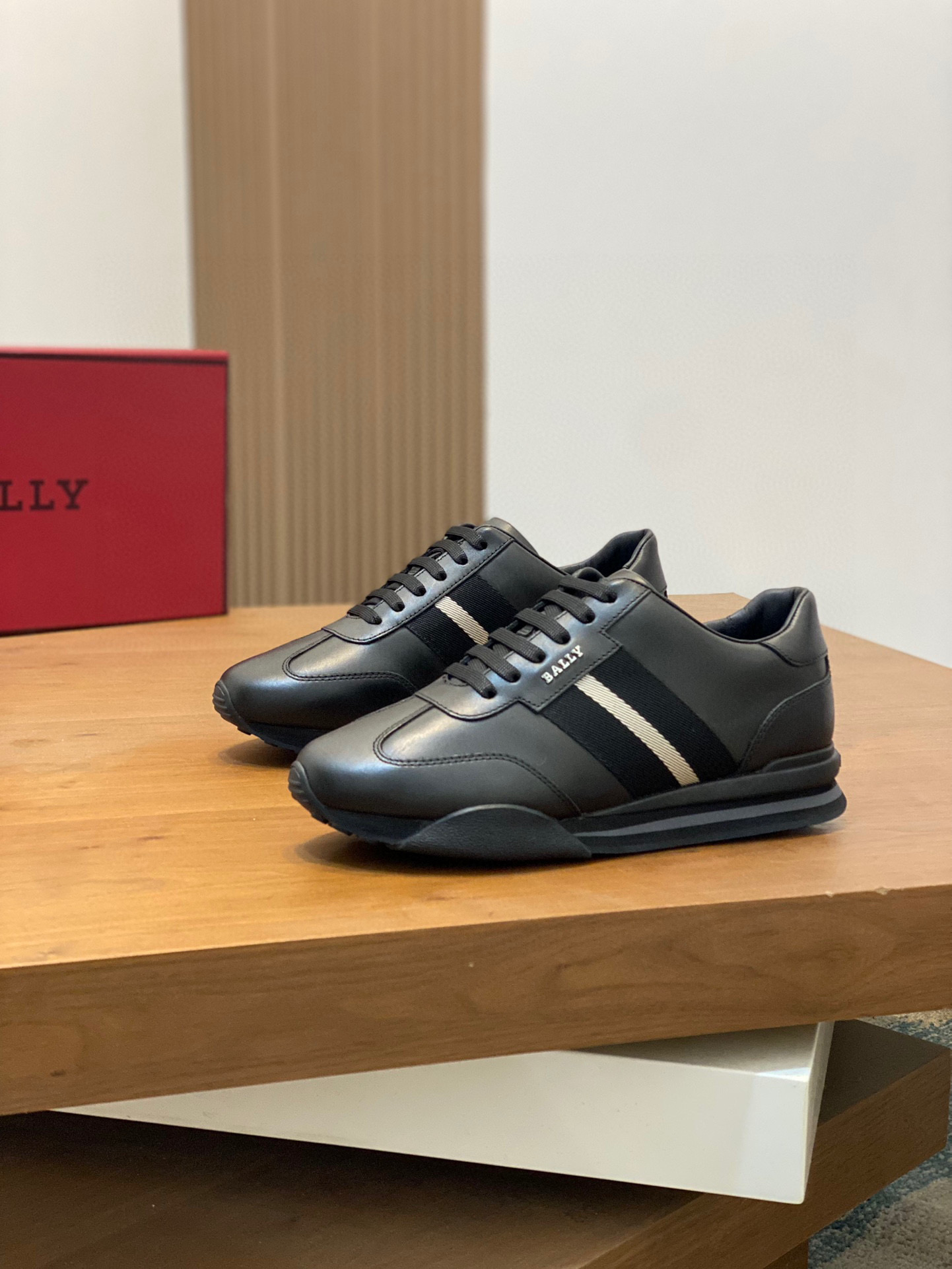 Bally New Zapatillas deportivas de piel y tejido para hombreEstas zapatillas deportivas están confec