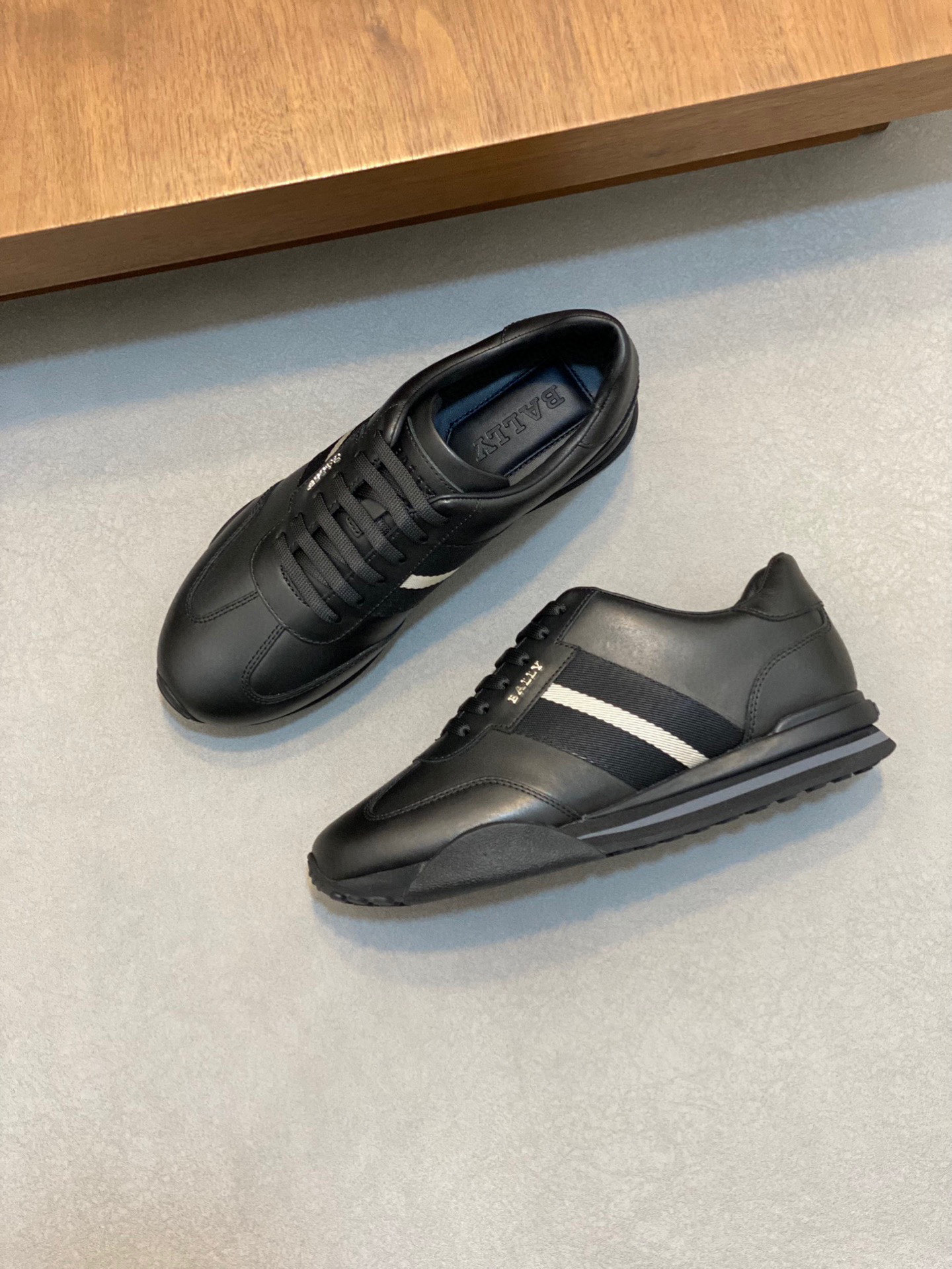 Bally New Zapatillas deportivas de piel y tejido para hombreEstas zapatillas deportivas están confec