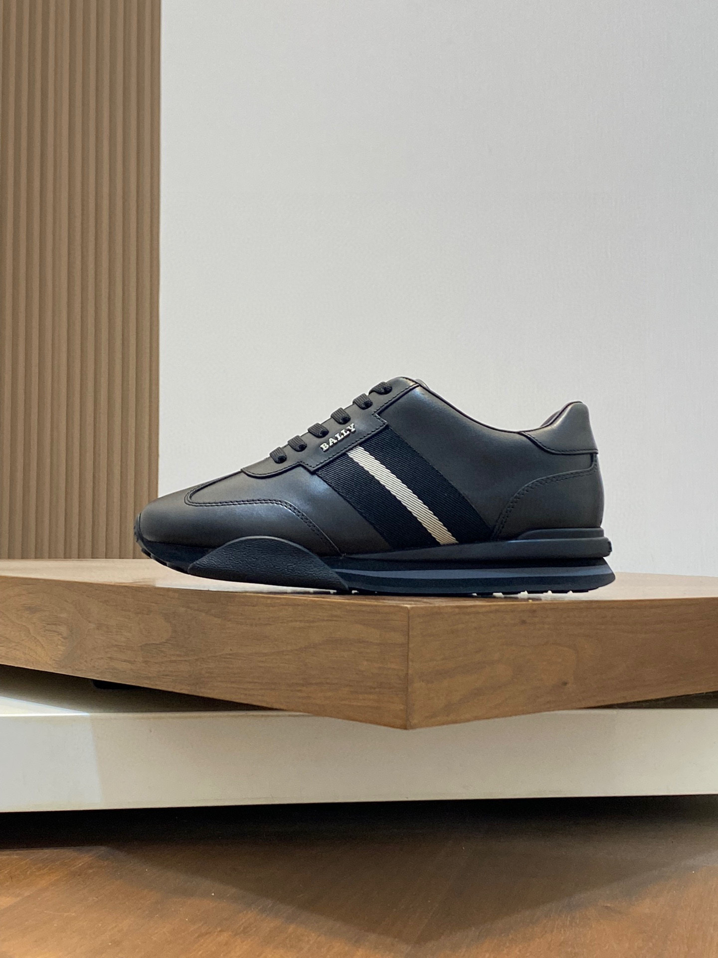 Bally New Zapatillas deportivas de piel y tejido para hombreEstas zapatillas deportivas están confec