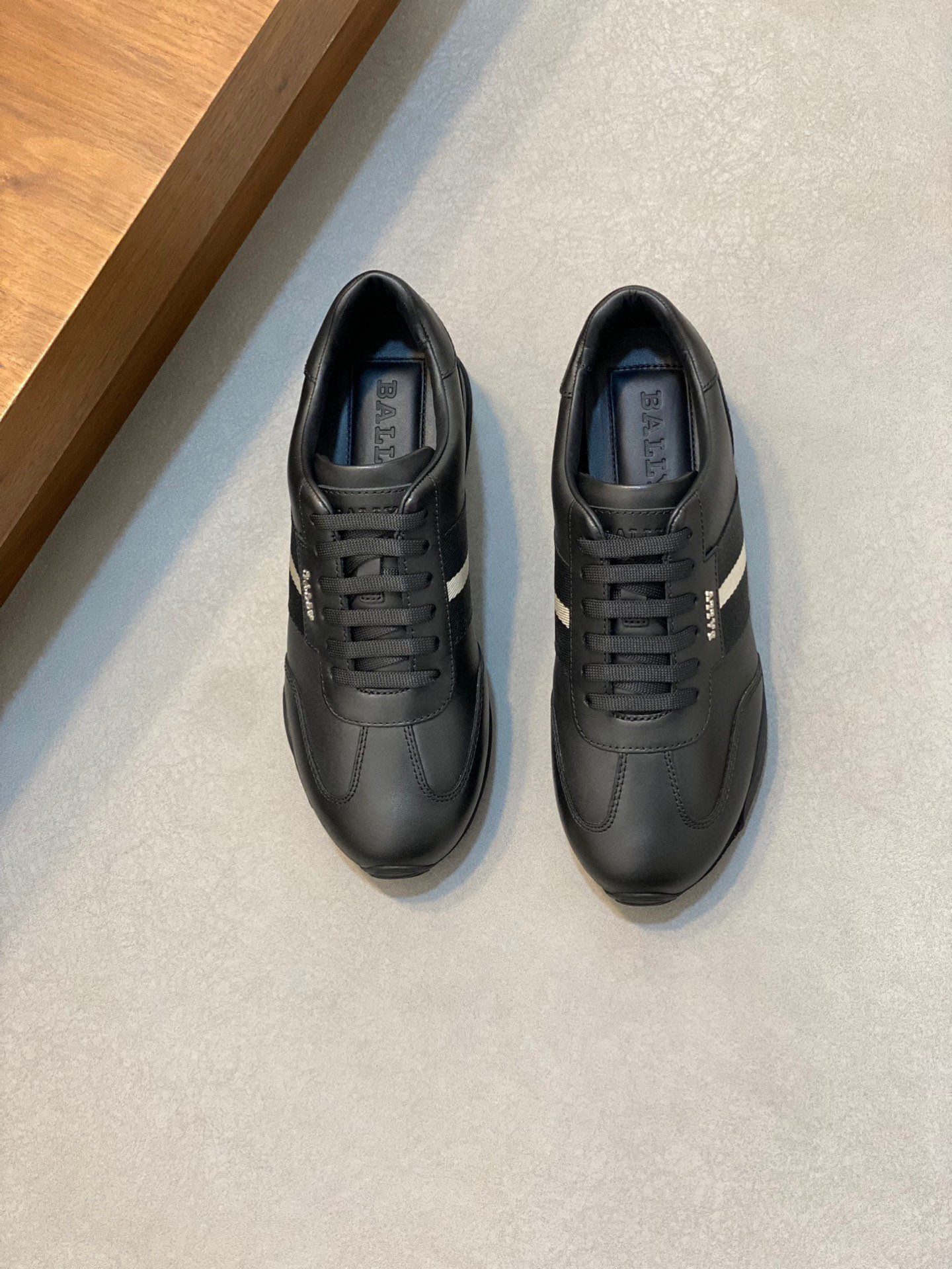 Bally New Zapatillas deportivas de piel y tejido para hombreEstas zapatillas deportivas están confec