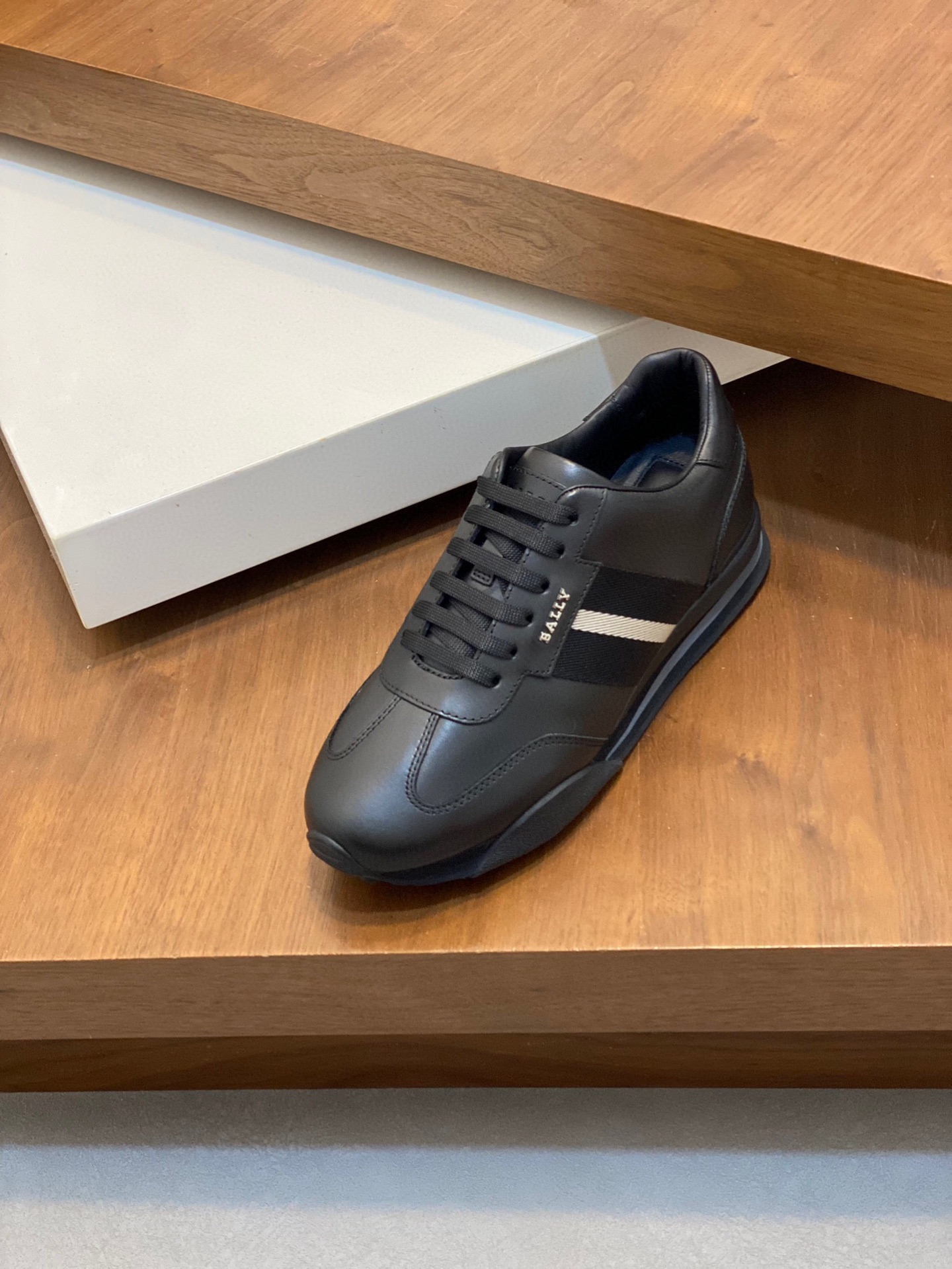 Bally New Zapatillas deportivas de piel y tejido para hombreEstas zapatillas deportivas están confec