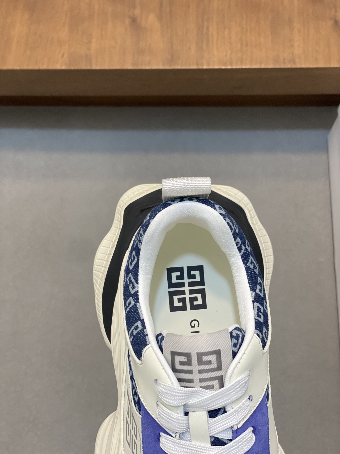 💰420▫️Gv *y～全新GIV 1男士厚底增高休闲运动鞋，鞋面高品质小牛皮打造，上脚效果帅气有型，增高5CM，提升气场，鞋身撞色拼接设计，饰有4G LOGO标志和立体GIVENCHY标志。轻质大底，脚感轻便舒适！
Size：39-44（38、45订做）

👉