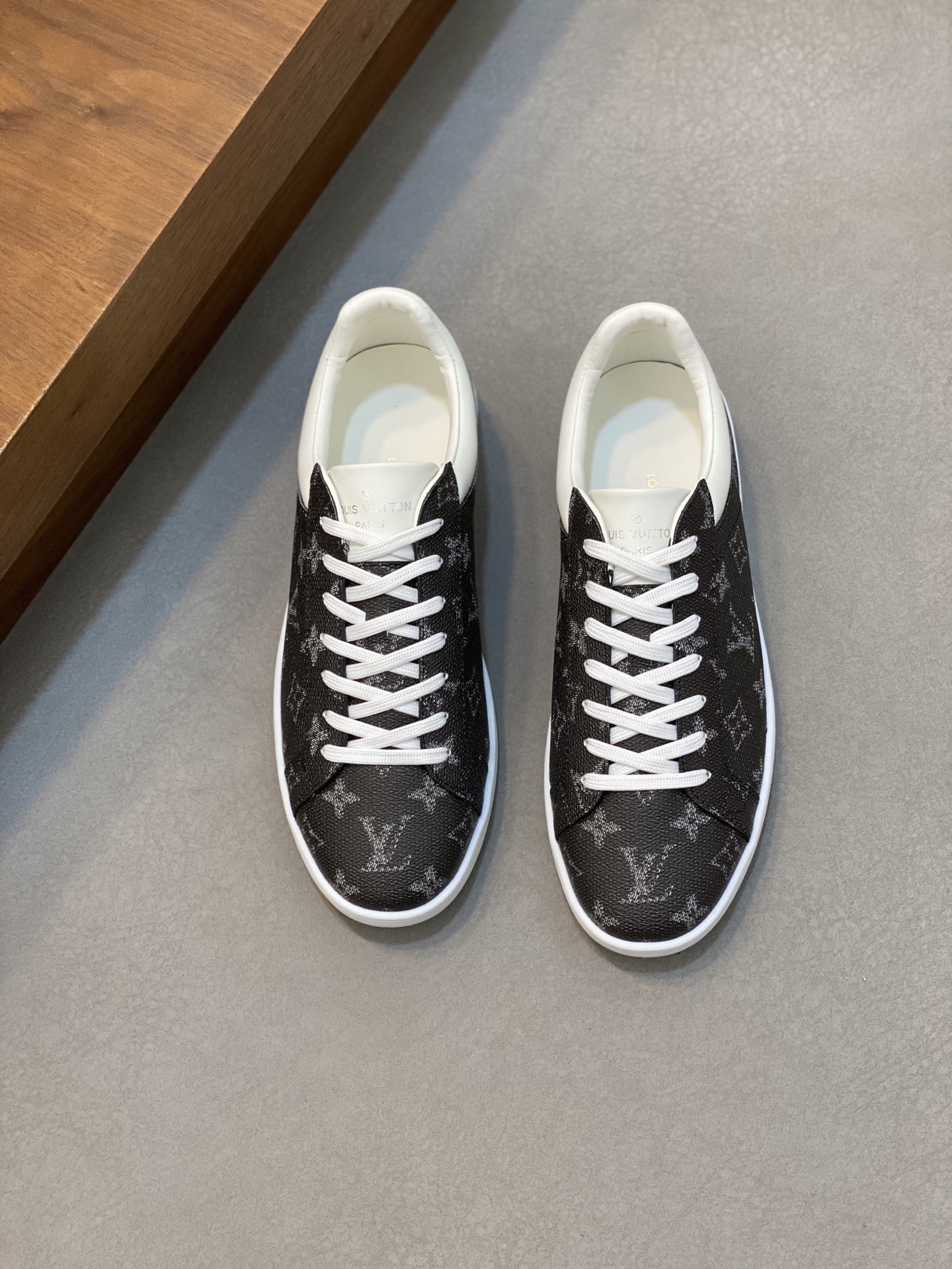 NO:271662,L Top Purchase Road Street Fried Street Men's Hot Sports Board Shoes Counter Synchronized, upper imported from Italy original printed leather fabric, colorful and complex crafts, imported water-dyed cowhide inner footbed, original sole factory special original sole, TPU exclusive movable molding sole is super comfortable, original order goods, high quality, can enter and exit the counter at will, welcome to compare. Number of codes 38-44 (can be ordered 45),, cowhide19860909L 顶级代购 路 炸街男神爆款运动板鞋专柜同步,鞋面意大利进口原版印花皮面料,缤纷色彩复杂工艺品,进口水染牛皮内里垫脚 ,鞋底原厂特供原版底,TPU独家活动成型底超级舒适,原厂跟单货,高品质,可随意进出专柜,欢迎对比.码数 38-44（可订45）,,cowhide,Men's shoes