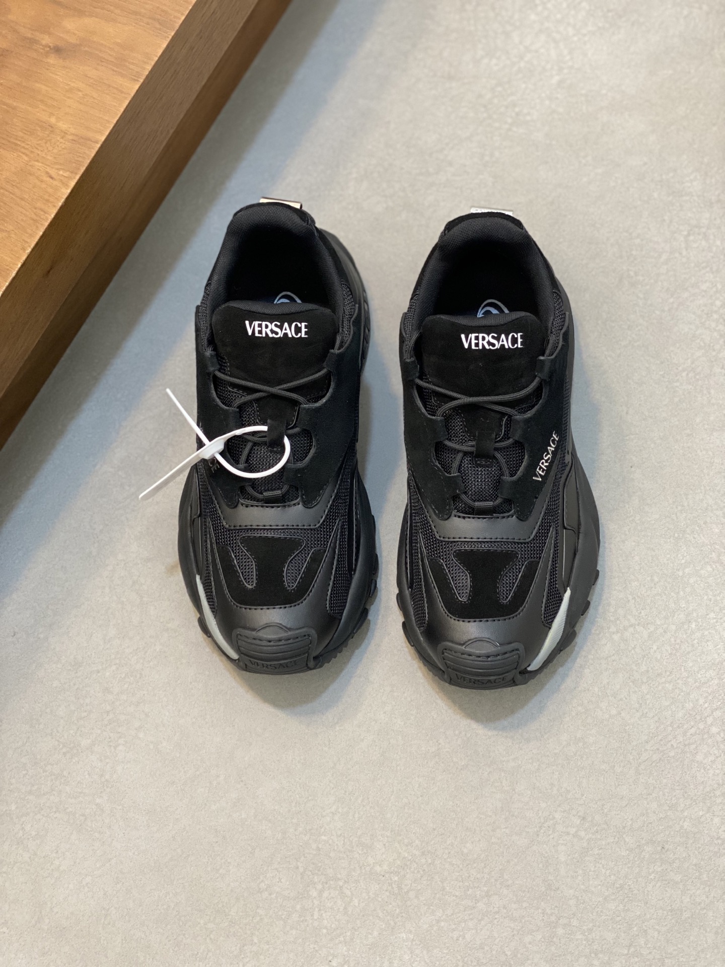 NO:221801,Brand VERSACE color original color matching code number 39-44 customized 38.45 price Material Versace 2025 top-level · original single product!  High-quality and trendy men's low-top casual shoes!  A unique personality!  The upper uses imported original cowhide breathable mesh lining, cowhide foot pads, original mold open sole, high quality worth owning, Versace casual shoes, versace, versace, cowhide19860909品牌VERSACE 颜色原版配色 码数39-44定做38.45 价格 材质范思哲2025顶级·原单货！精品好货潮男低帮休闲鞋！与众不同的个性！鞋面采用进口原版牛皮透气网布内里 牛皮垫脚 原版开模大底、高品质值得拥有,范思哲 休闲鞋,versace,versace,cowhide,Men's shoes