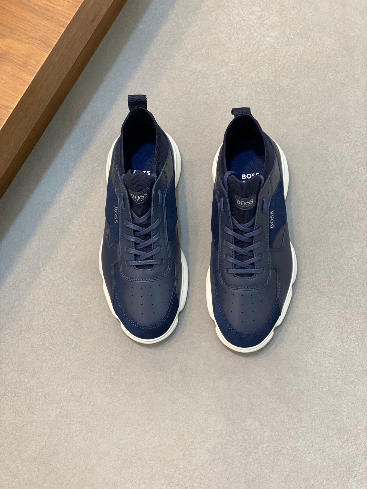 NO:221797,Brand BOSS original color matching, size 39-44 standard codes Price Material BOSS new low-top sneakers are selected for calfskin matching materials, the tongue is made of branded straps to show interesting brand characteristics. The rubber sole is based on interwoven letter patterns, and the rear decoration is designed with calfskin air compressor logo., BOOS casual shoes, sneakers, cowhide19860909品牌BOSS 颜色原版配色 码数39-44标准码 价格 材质BOSS新款低帮运动鞋 精选小牛皮搭配材质制作,鞋舌以品牌饰带饰边,展现趣味品牌特色.橡胶鞋底以交织字母图案为基础,后饰片则采用小牛皮空压logo设计.,BOOS 休闲鞋,sneakers,cowhide,Men's shoes