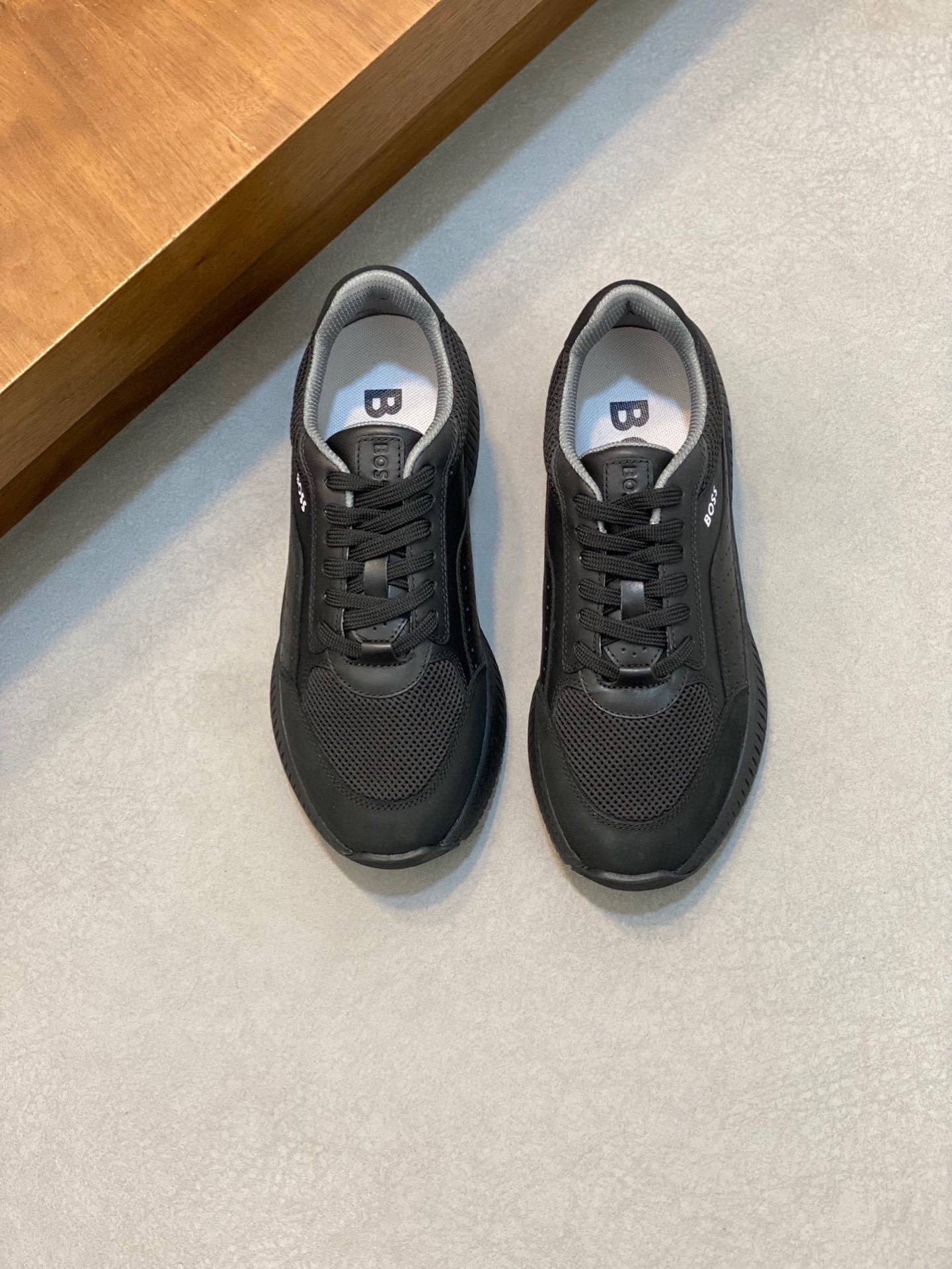 NO:221818,Brand BOSS original color matching, size 39-44 standard codes Price Material BOSS new low-top sneakers are selected for calfskin matching materials, the tongue is made of branded straps to show interesting brand characteristics. The rubber sole is based on interwoven letter patterns, and the rear decoration is designed with calfskin air compressor logo., BOOS casual shoes, sneakers, cowhide19860909品牌BOSS 颜色原版配色 码数39-44标准码 价格 材质BOSS新款低帮运动鞋 精选小牛皮搭配材质制作,鞋舌以品牌饰带饰边,展现趣味品牌特色.橡胶鞋底以交织字母图案为基础,后饰片则采用小牛皮空压logo设计.,BOOS 休闲鞋,sneakers,cowhide,Men's shoes