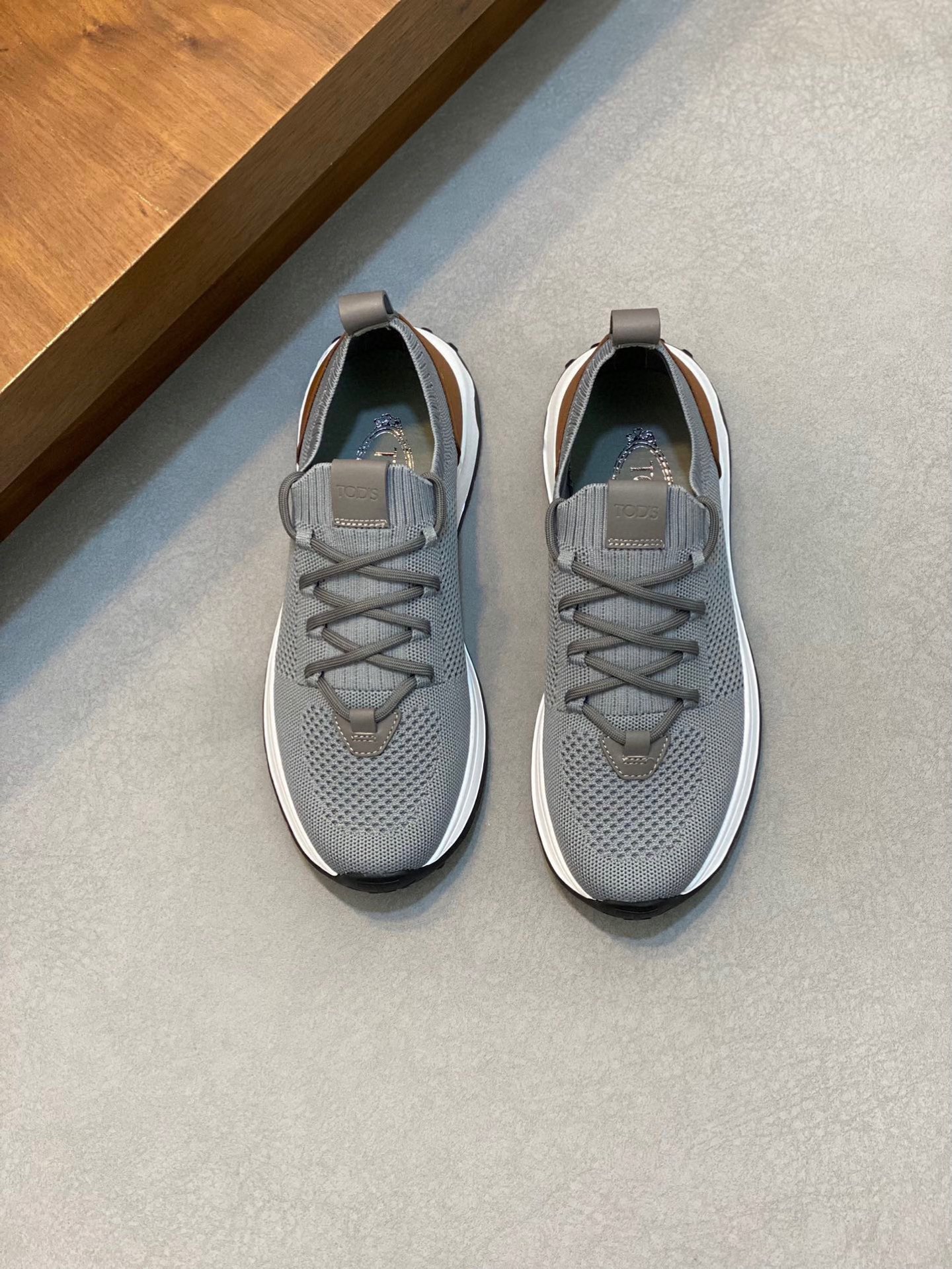 NO:730770,Tods men's casual sneakers. This TOD'S sneaker attracts attention with its novel design, and the rubber beans show the brand's traditional elements. Made of suede leather and smooth leather, patchwork fabric, soft to the touch, and decorated with TOD'S logo on the side. Imported cowhide leather upper + breathable mesh lining + thick bottom combined rubber outsole Size39-44 (.45 customized),,Tod's,sneakers,cowhide19860909Tods男士休闲运动鞋 本款TOD’S 运动鞋以新颖设计吸引眼球,橡胶豆豆尽显品牌传统元素.绒面皮革拼光滑皮革制成,拼缝织物,触感柔软,侧边饰以TOD‘S 标识. 鞋面进口牛皮+透气网里+厚底组合橡胶大底 Size39-44(.45定制）,,Tod's,sneakers,cowhide,Men's shoes