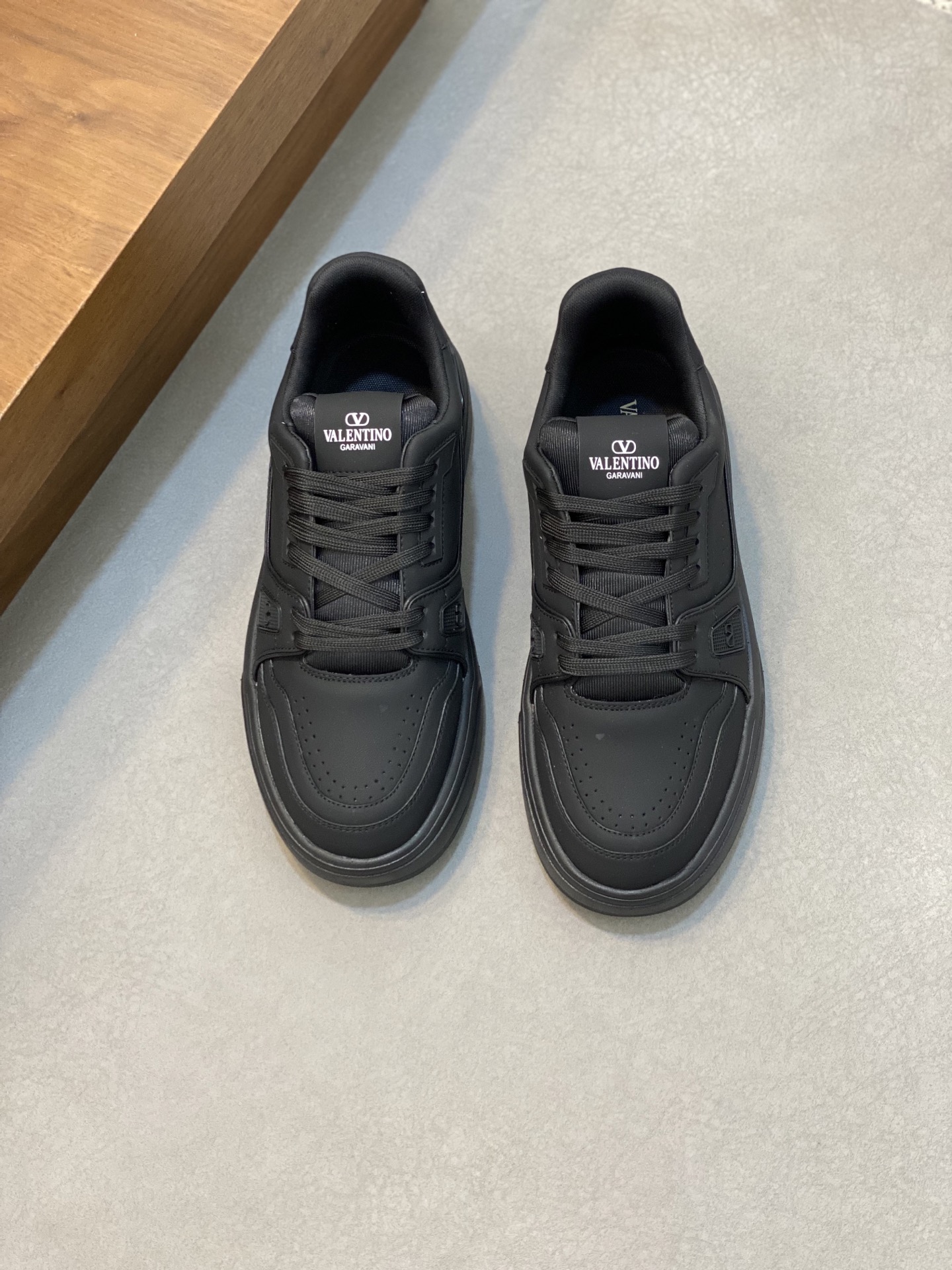 NO:221837,Brand VALENTINO Color Original Color Size 35-45 Couple Model Price Material Valentino New Product Casual Sports Shoes!  Classic old-fashioned original single quality top version fashion trend details are impeccable using imported cowhide splicing to make mesh cloth foot pad foot feel comfortable and superior quality original replica outsole, Valentino casual shoes, valentino, valentino, sneakers, cowhide19860909品牌VALENTINO 颜色原版配色 码数35-45情侣款 价格 材质华伦天奴新品休闲 运动鞋！经典不老款原单品质顶级版本时尚潮流细节无可挑剔采用进口牛皮拼接制作网布垫脚脚感舒适品质优越原版复刻大底,华伦天奴休闲鞋,valentino,valentino,sneakers,cowhide,Men's shoes