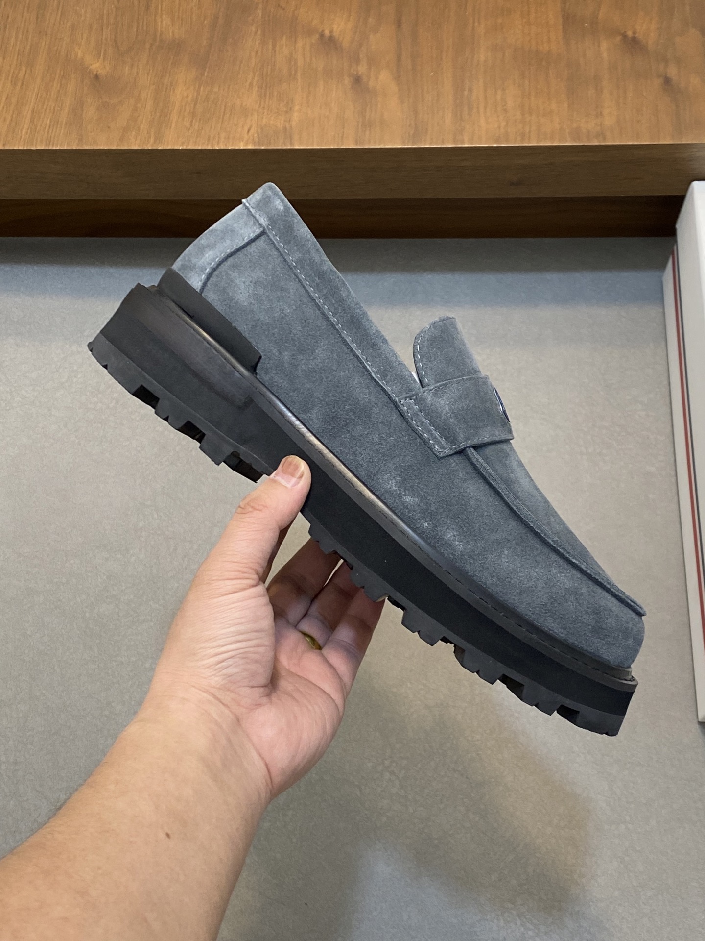 💰460 monc—蒙口  顶级原版男鞋高端品牌，新款上市，顶级奢侈品牌，最新時尚休闲高低帮，潮流百搭之款，轻松运动风，鞋面采用原版牛皮。原版牛皮内里【毛里订做】 加超精细做工。原版私模、个性时尚橡膠耐磨大底，上脚轻巧舒适。码数：39-44 。（38、45可定做）



👉