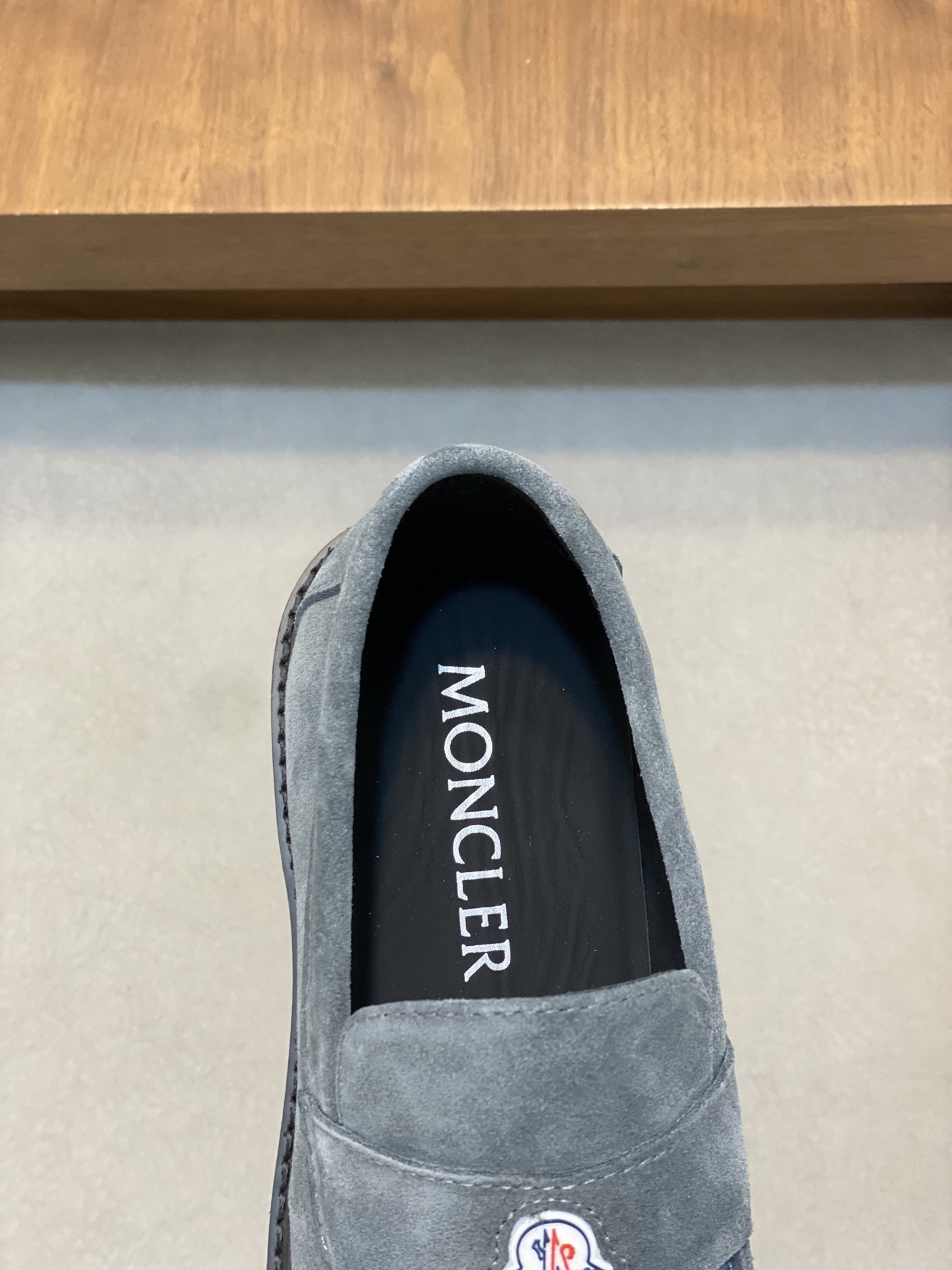 💰460 monc—蒙口  顶级原版男鞋高端品牌，新款上市，顶级奢侈品牌，最新時尚休闲高低帮，潮流百搭之款，轻松运动风，鞋面采用原版牛皮。原版牛皮内里【毛里订做】 加超精细做工。原版私模、个性时尚橡膠耐磨大底，上脚轻巧舒适。码数：39-44 。（38、45可定做）



👉