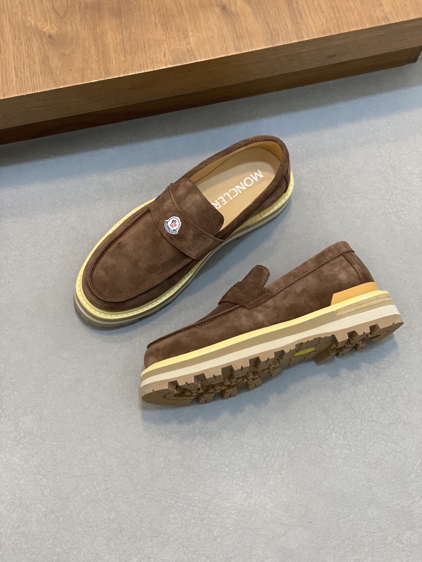 💰460 monc—蒙口  顶级原版男鞋高端品牌，新款上市，顶级奢侈品牌，最新時尚休闲高低帮，潮流百搭之款，轻松运动风，鞋面采用原版牛皮。原版牛皮内里【毛里订做】 加超精细做工。原版私模、个性时尚橡膠耐磨大底，上脚轻巧舒适。码数：39-44 。（38、45可定做）



👉